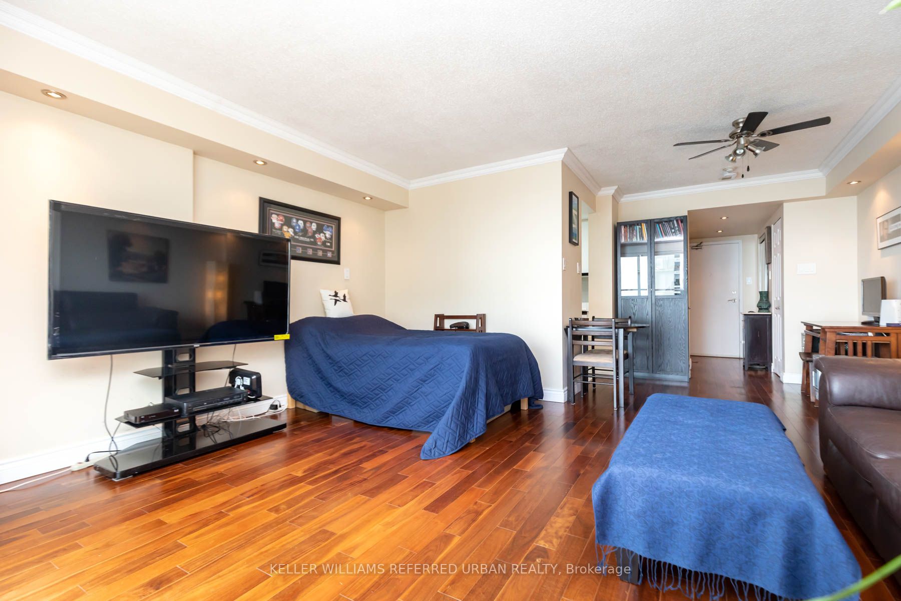 99 Harbour Sq, #3303