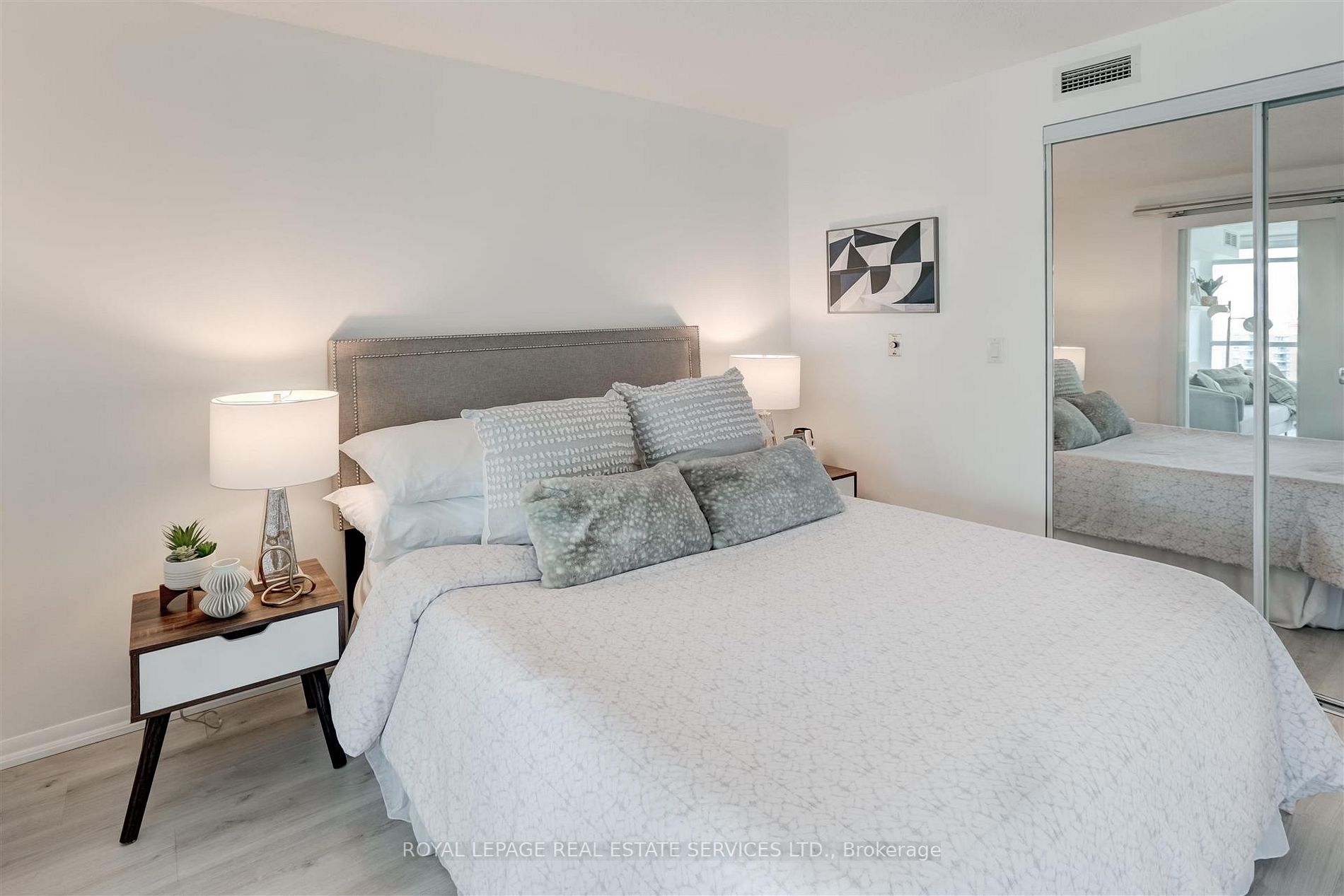 215 Fort York Blvd, #1303