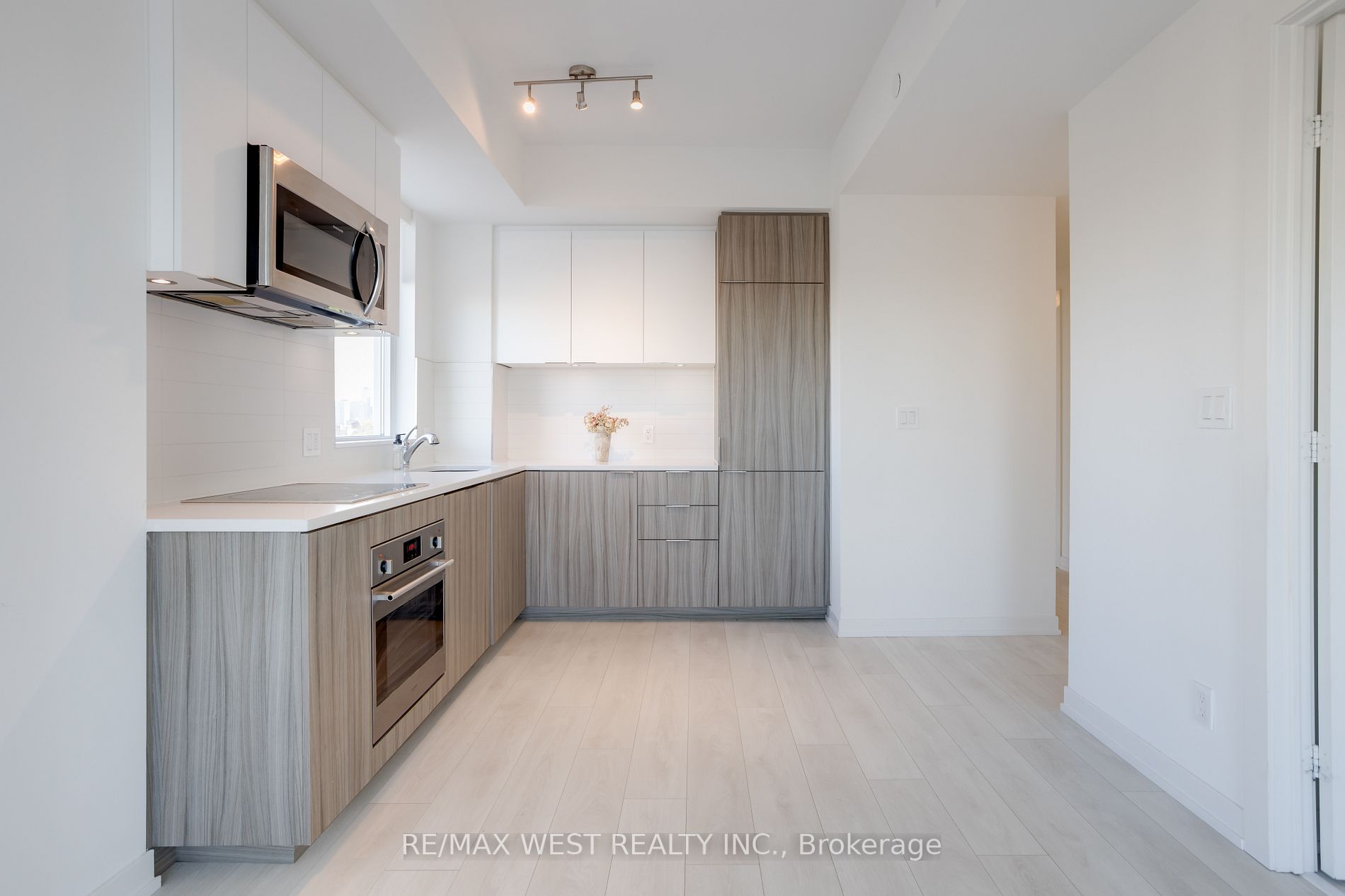 223 St. Clair Ave W, #613