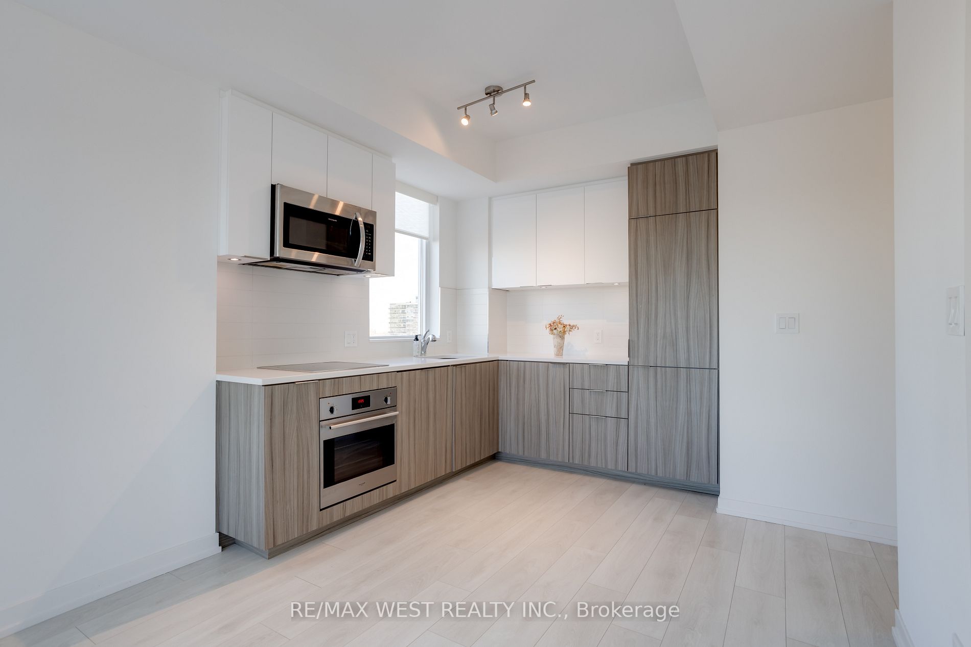 223 St. Clair Ave W, #613