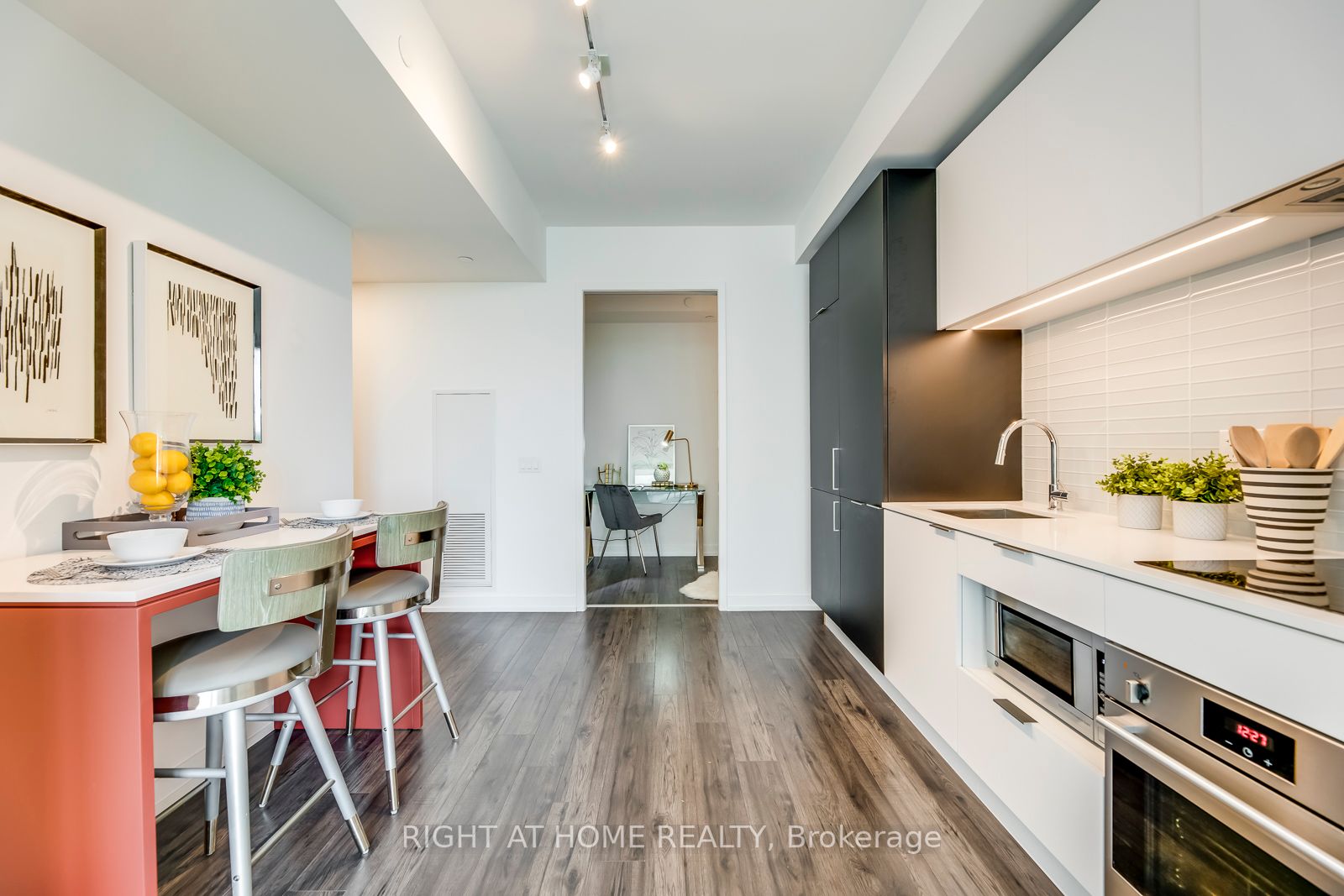 33 Helendale Ave, #802
