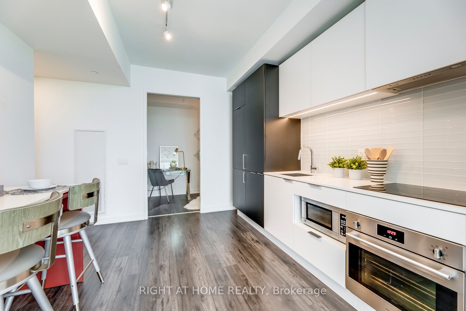 33 Helendale Ave, #802