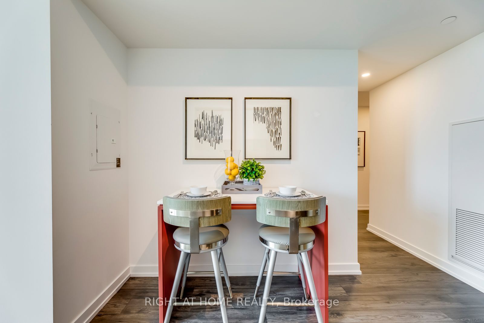 33 Helendale Ave, #802