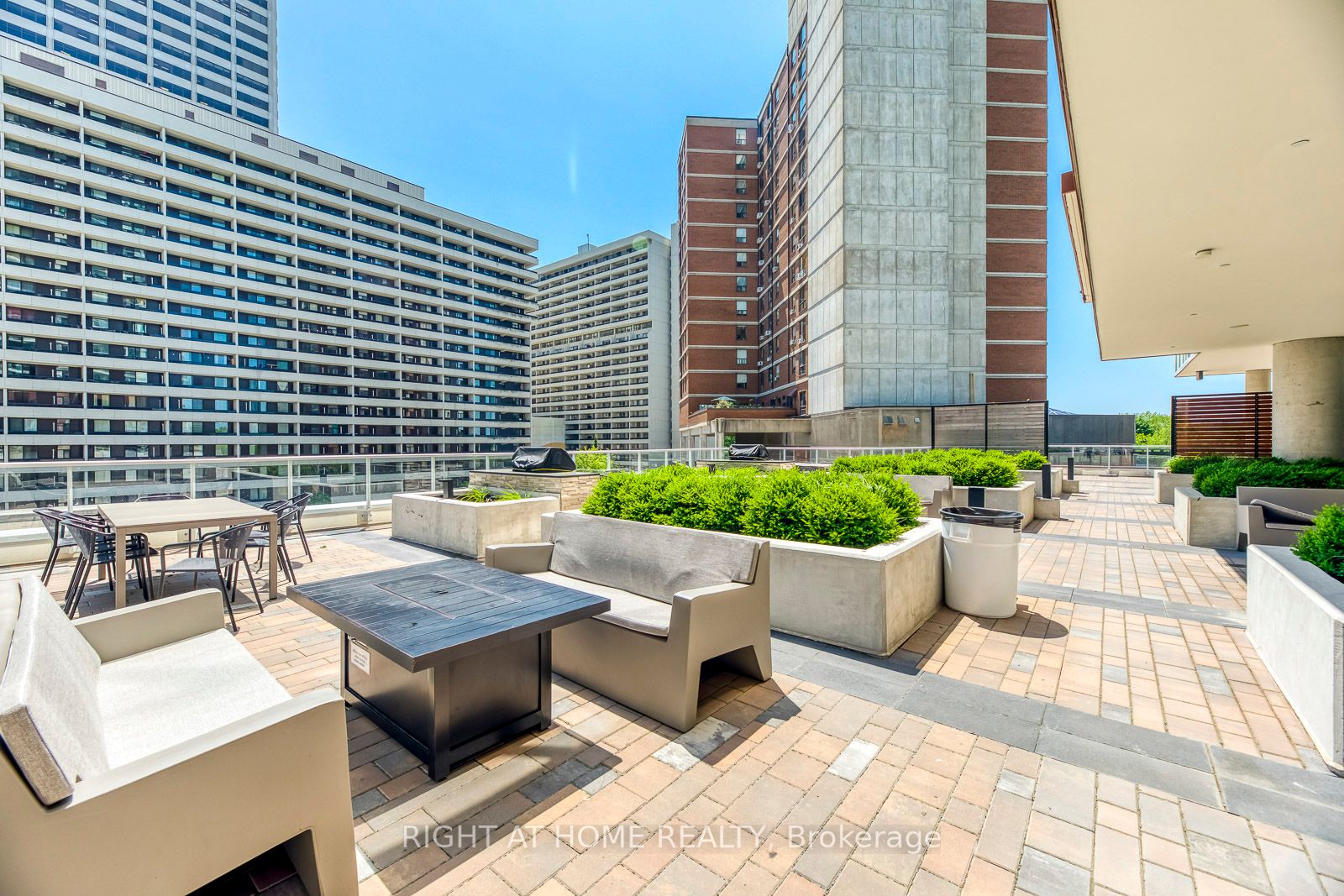 33 Helendale Ave, #802