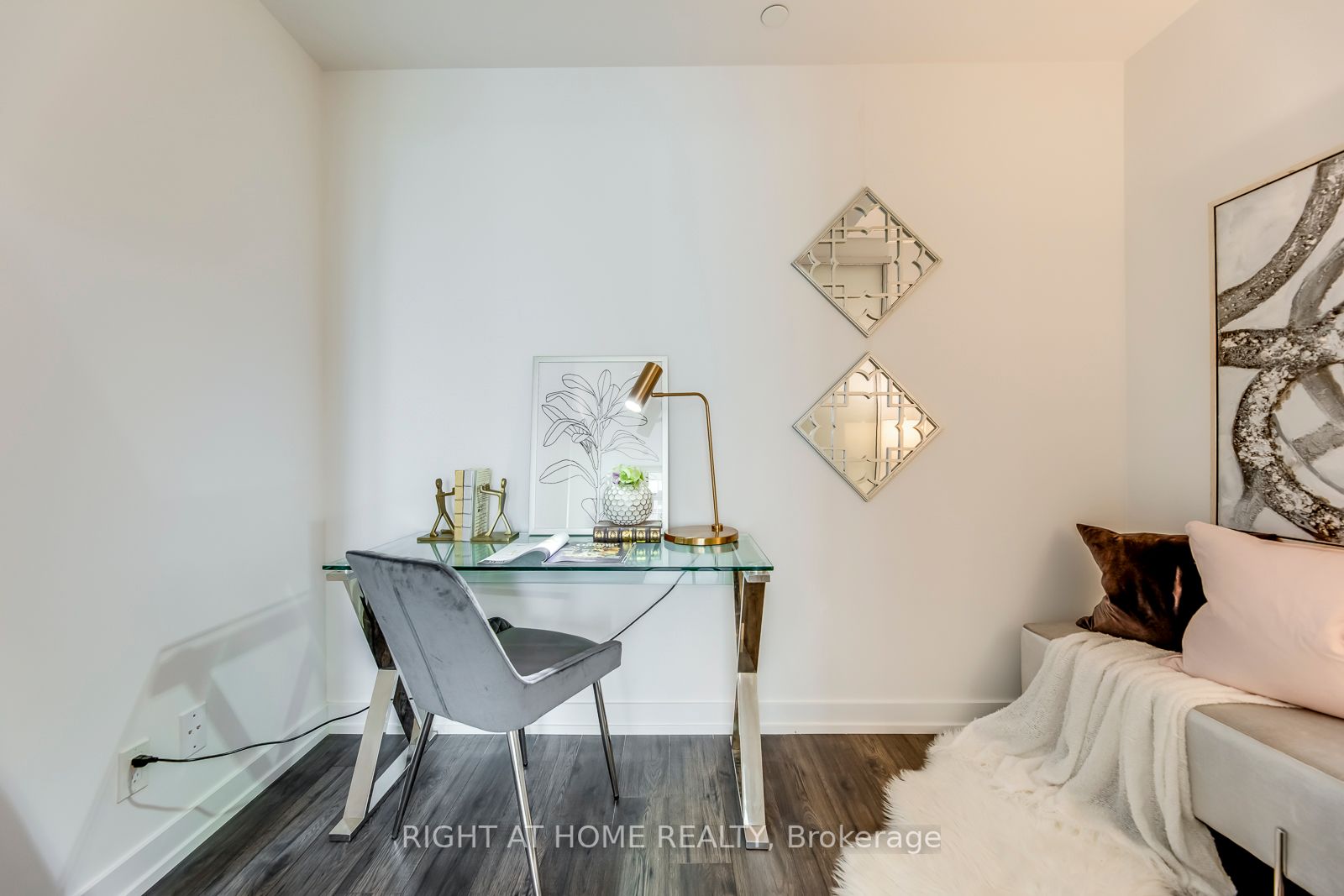 33 Helendale Ave, #802
