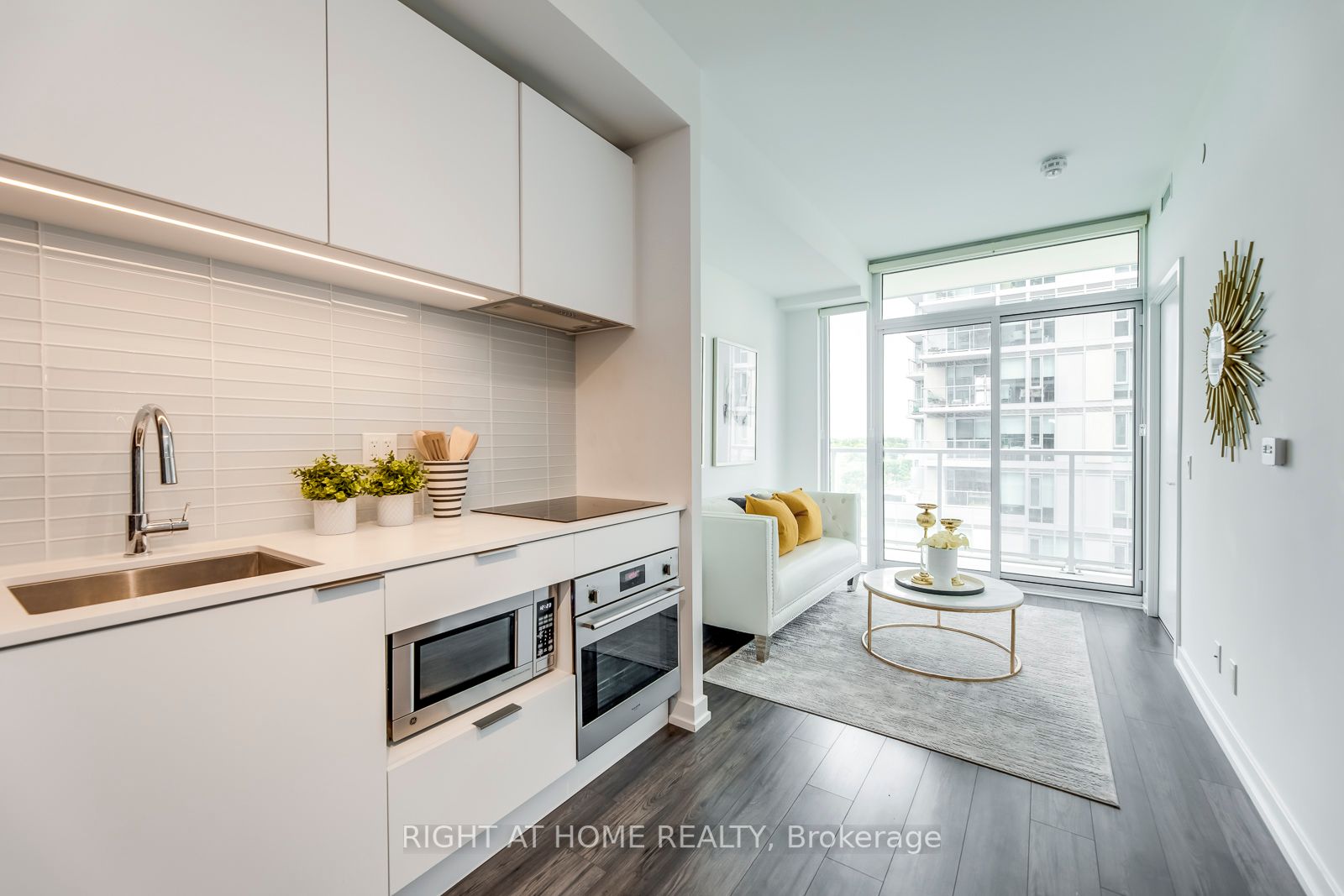 33 Helendale Ave, #802