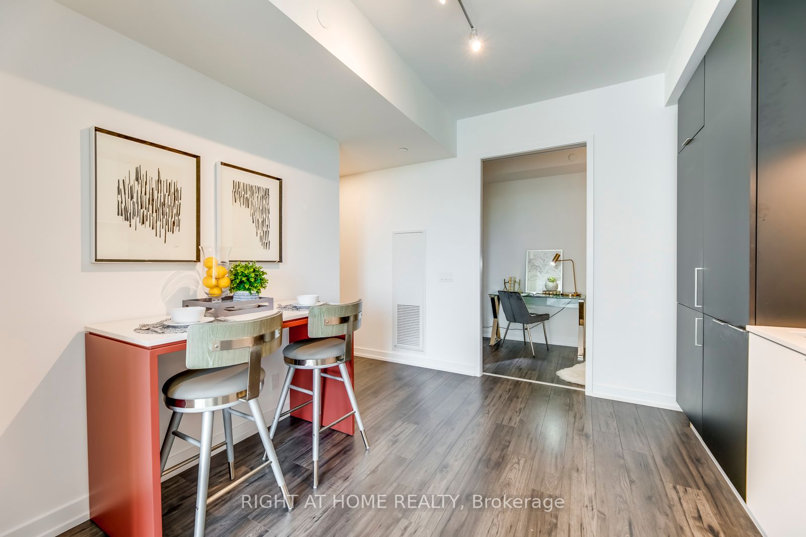 33 Helendale Ave, #802