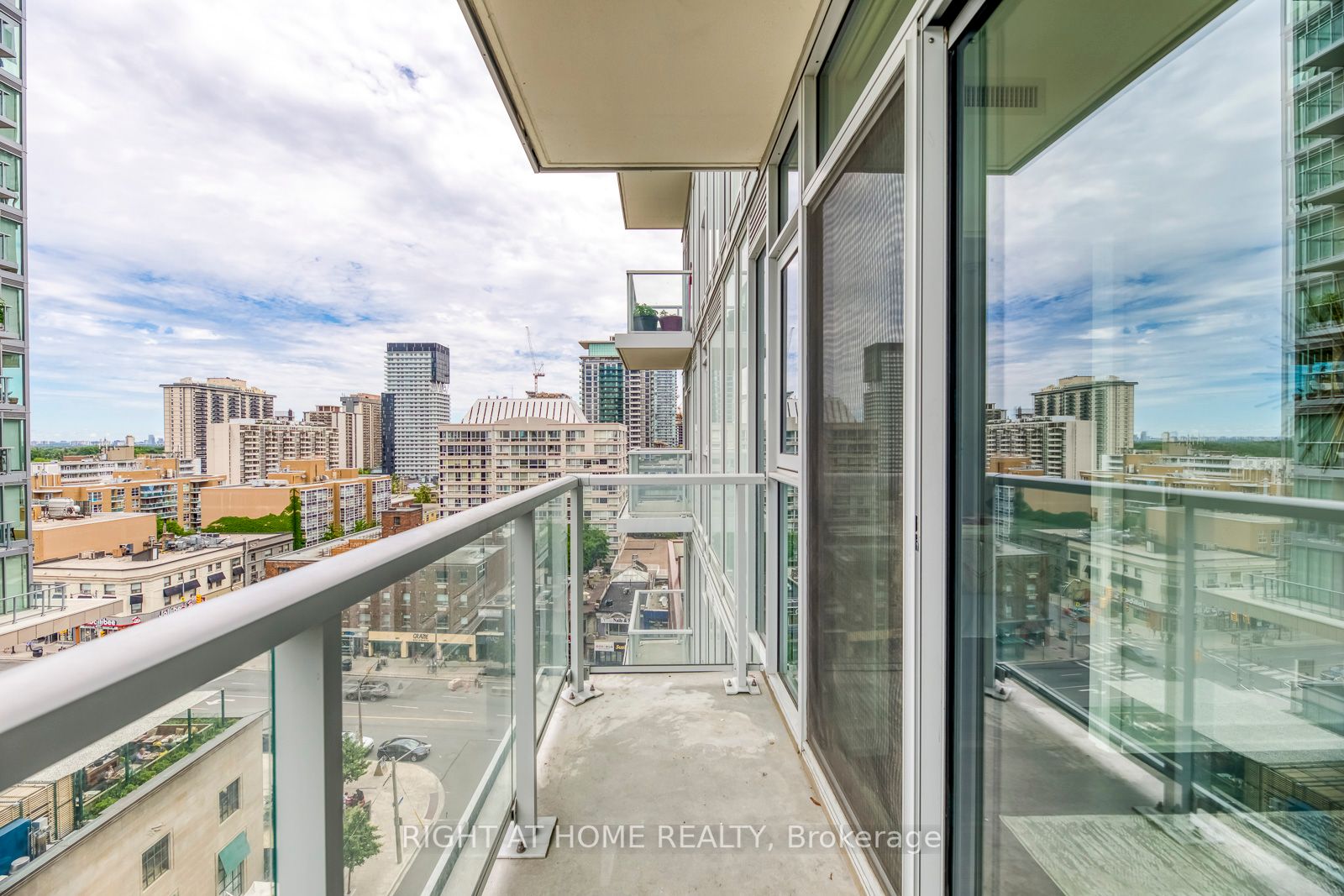 33 Helendale Ave, #802
