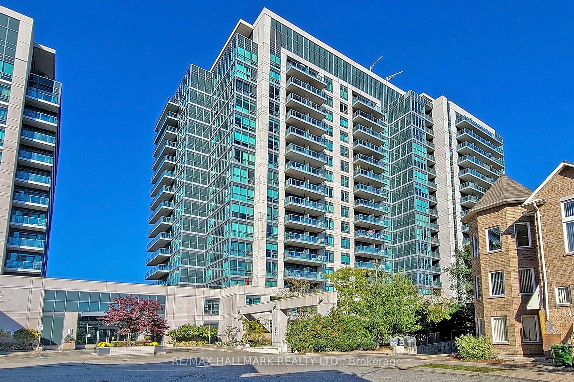 35 Brian Peck Cres, #806