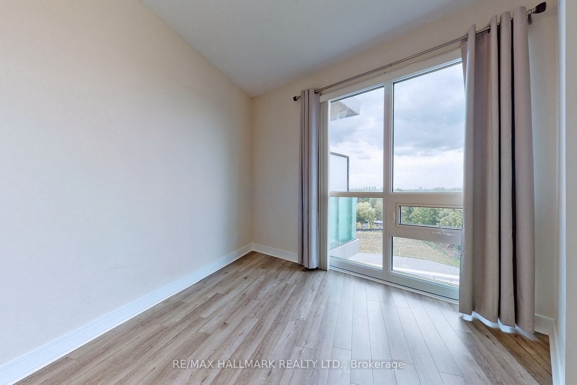 35 Brian Peck Cres, #806