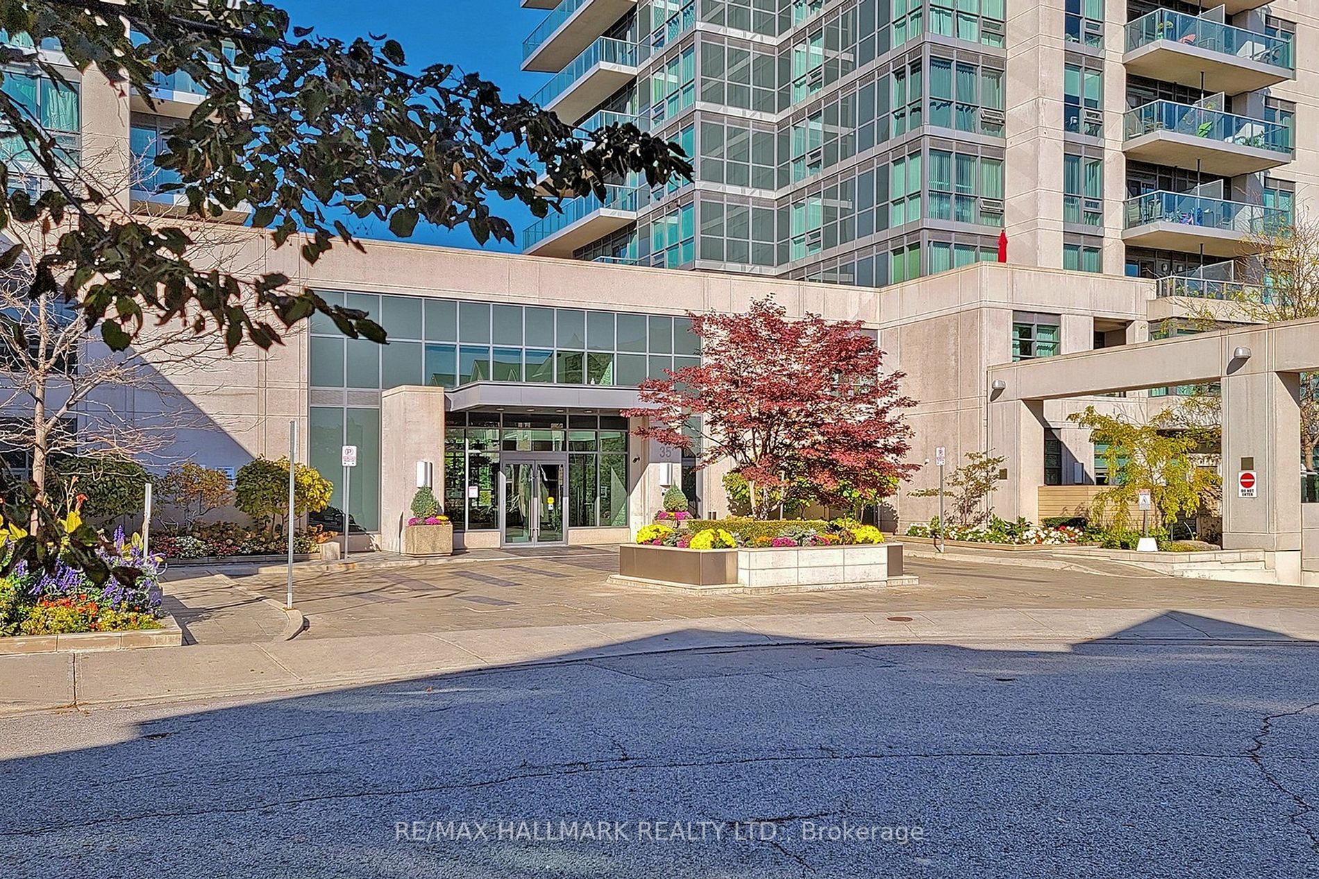 35 Brian Peck Cres, #806