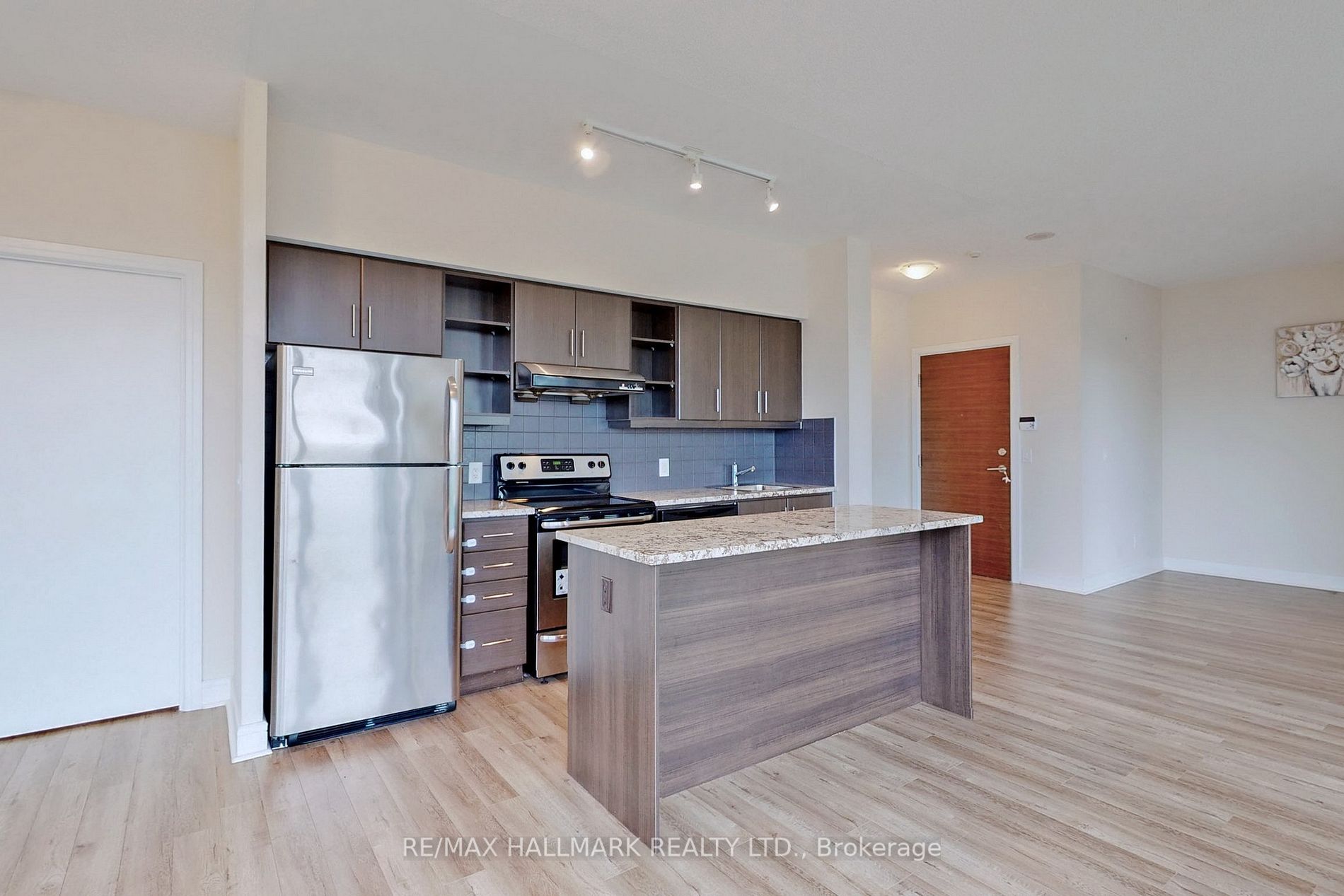 35 Brian Peck Cres, #806