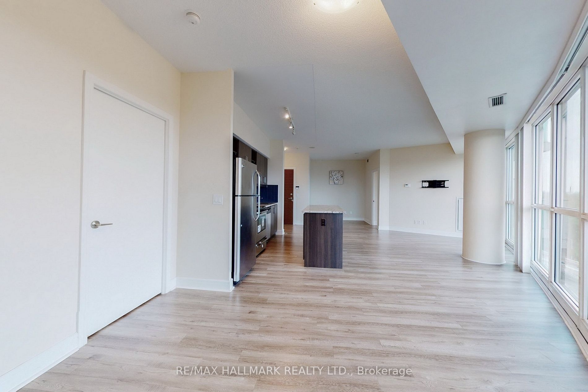 35 Brian Peck Cres, #806