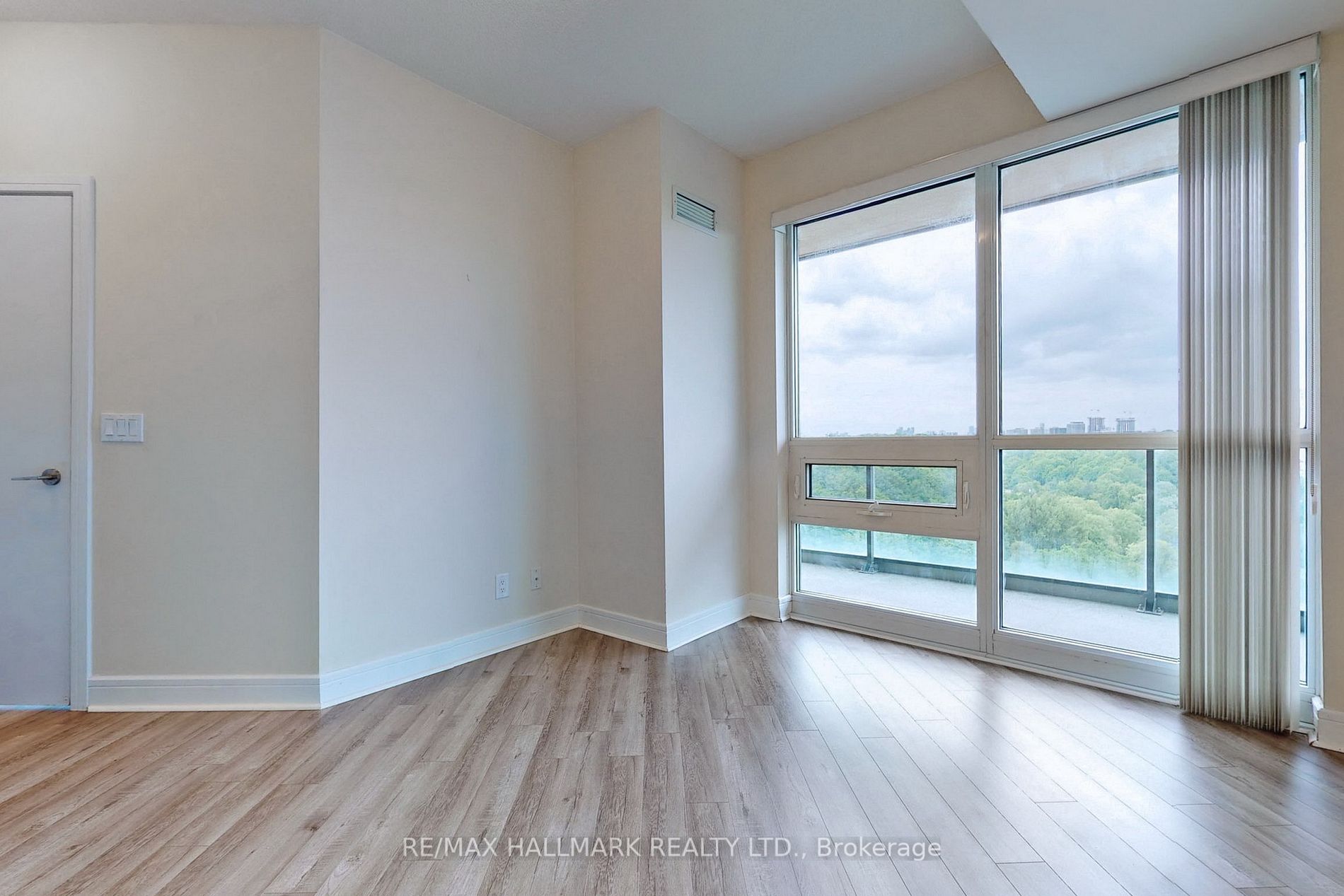 35 Brian Peck Cres, #806