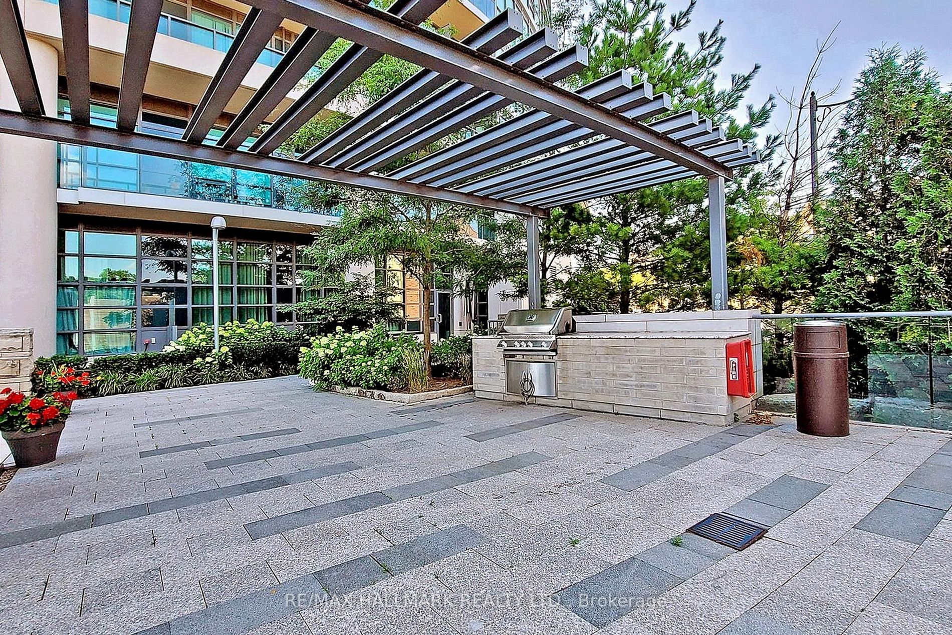 35 Brian Peck Cres, #806