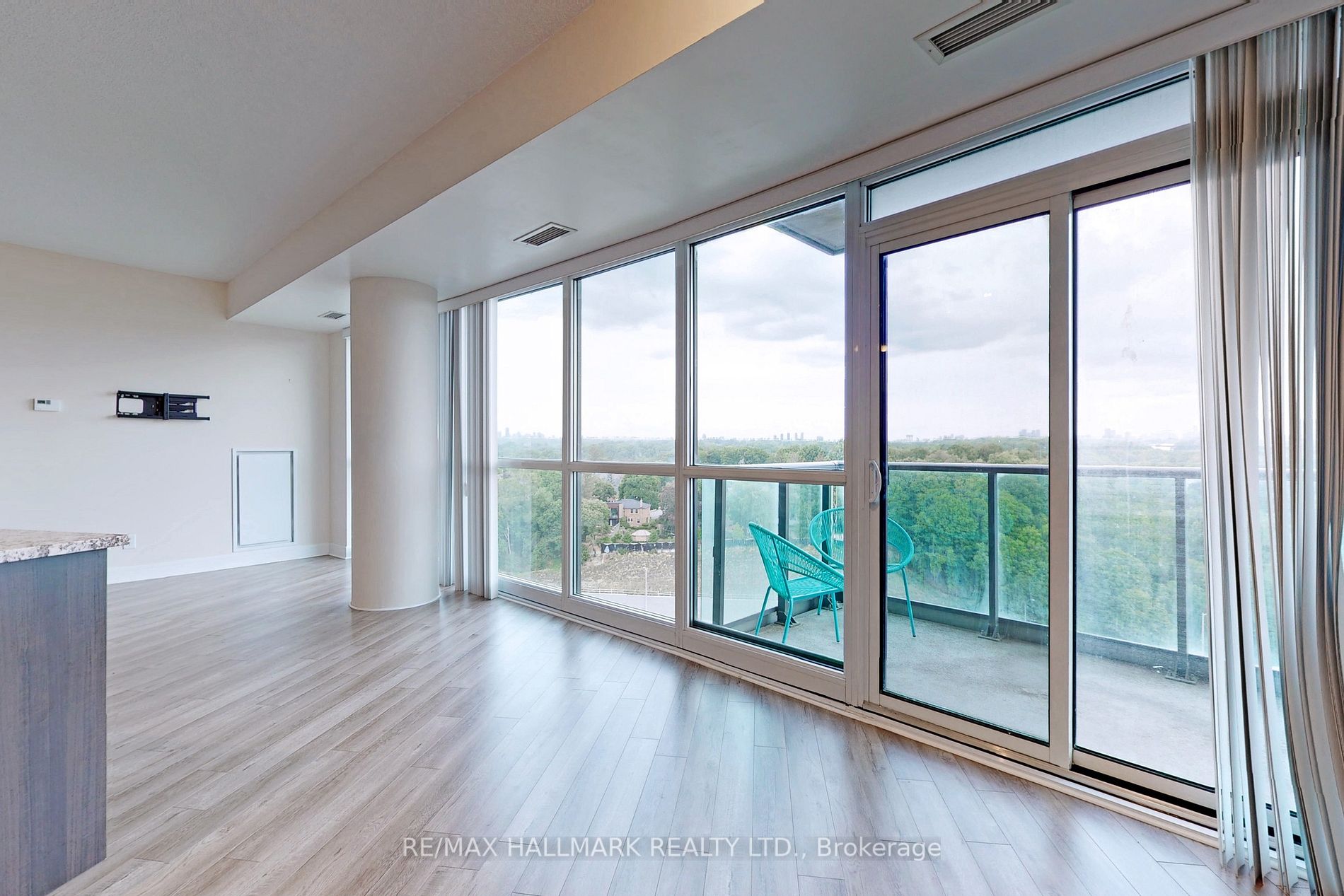 35 Brian Peck Cres, #806