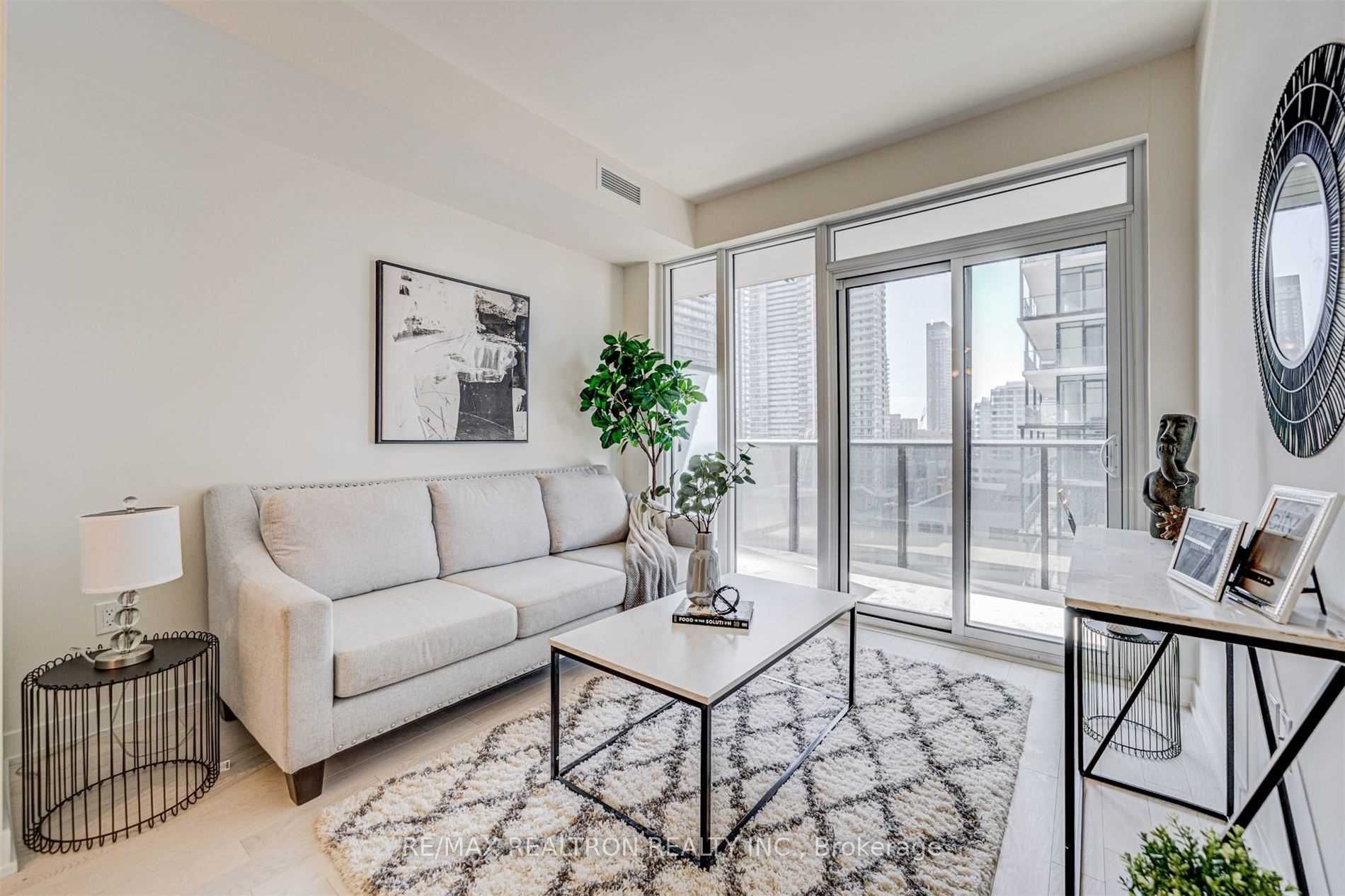 330 Richmond St W, #1702