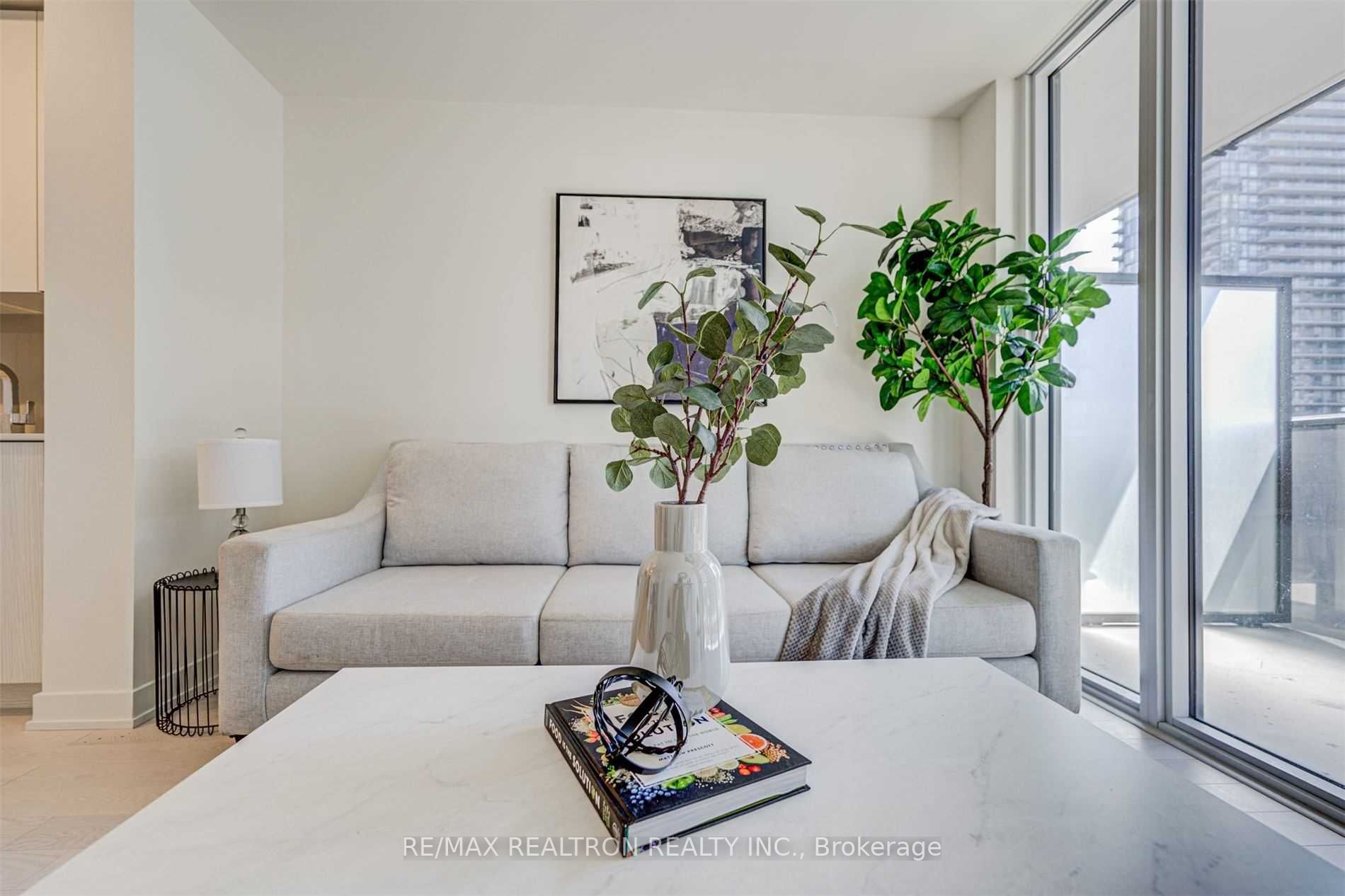 330 Richmond St W, #1702