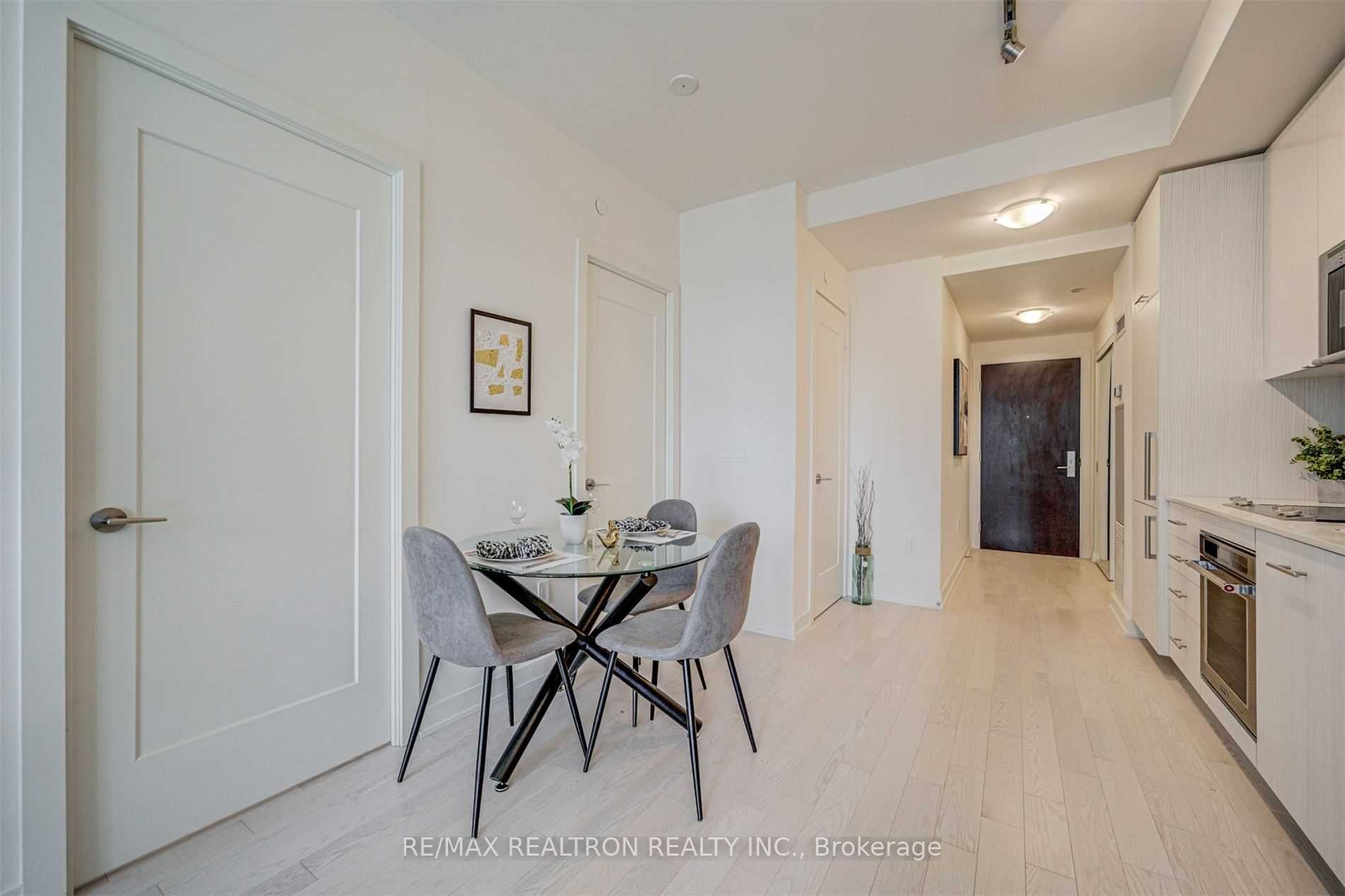 330 Richmond St W, #1702