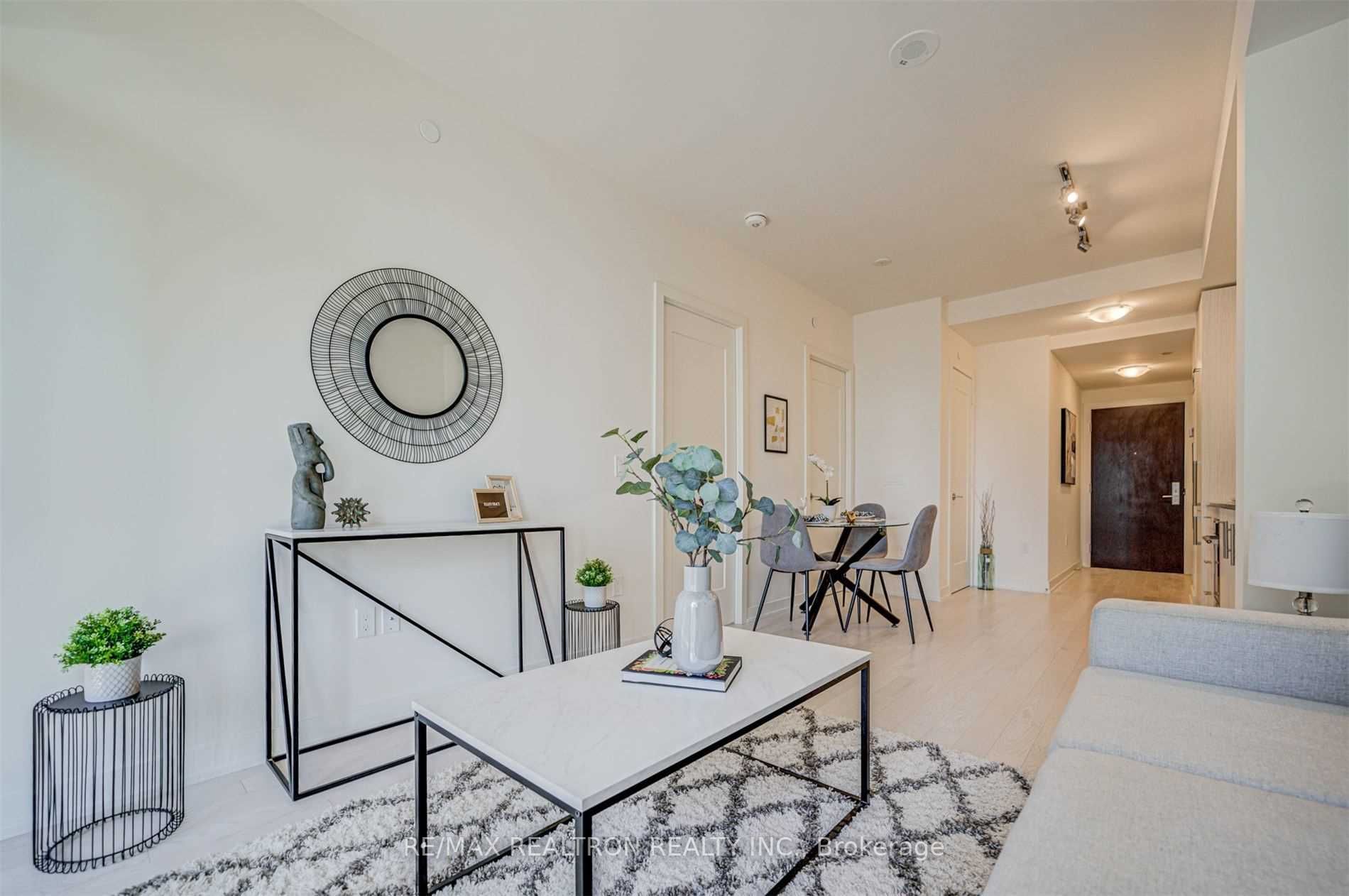 330 Richmond St W, #1702