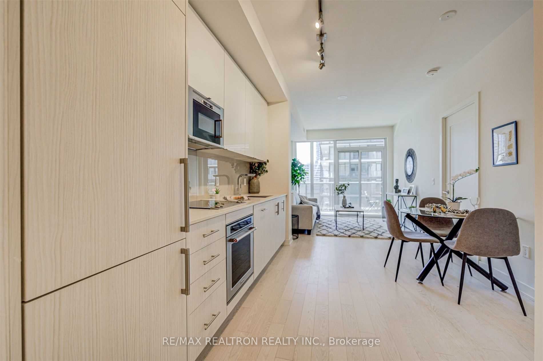 330 Richmond St W, #1702