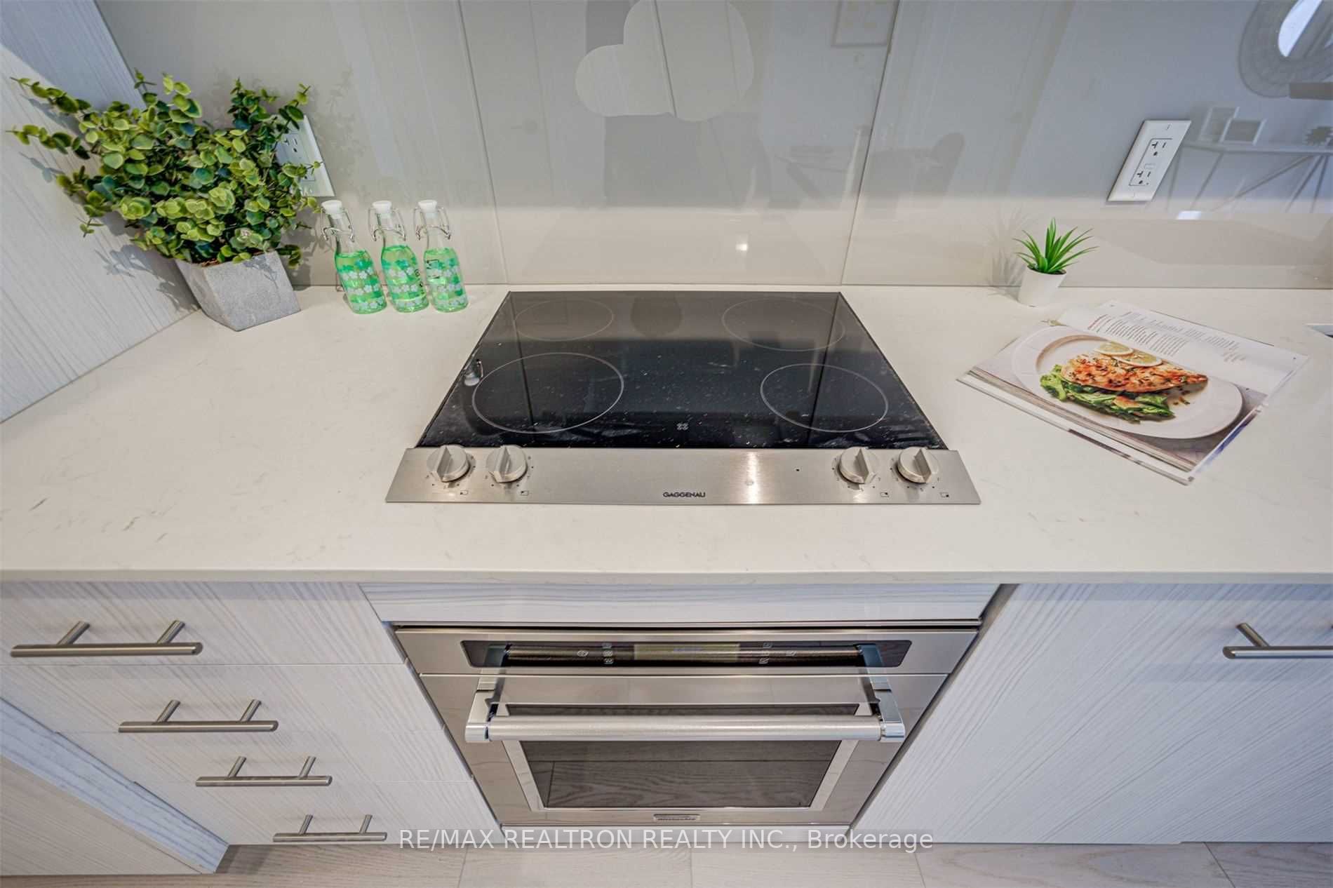 330 Richmond St W, #1702