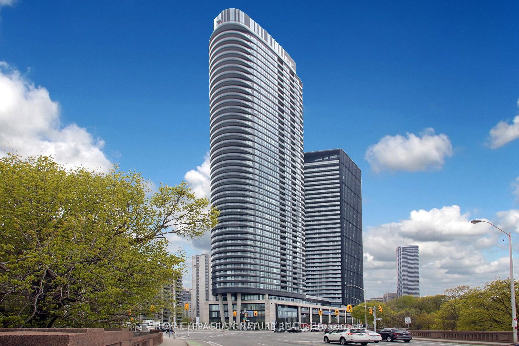 585 Bloor St E, #1322