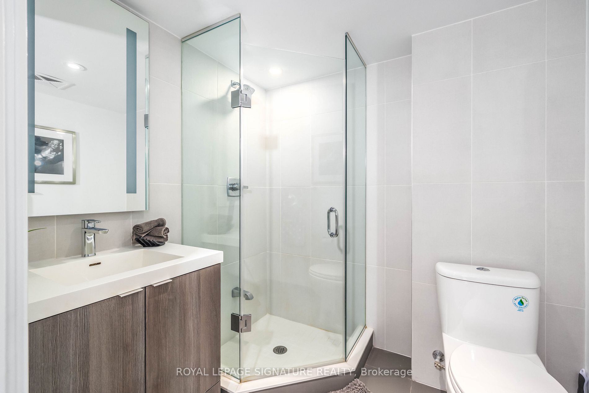 585 Bloor St E, #1322