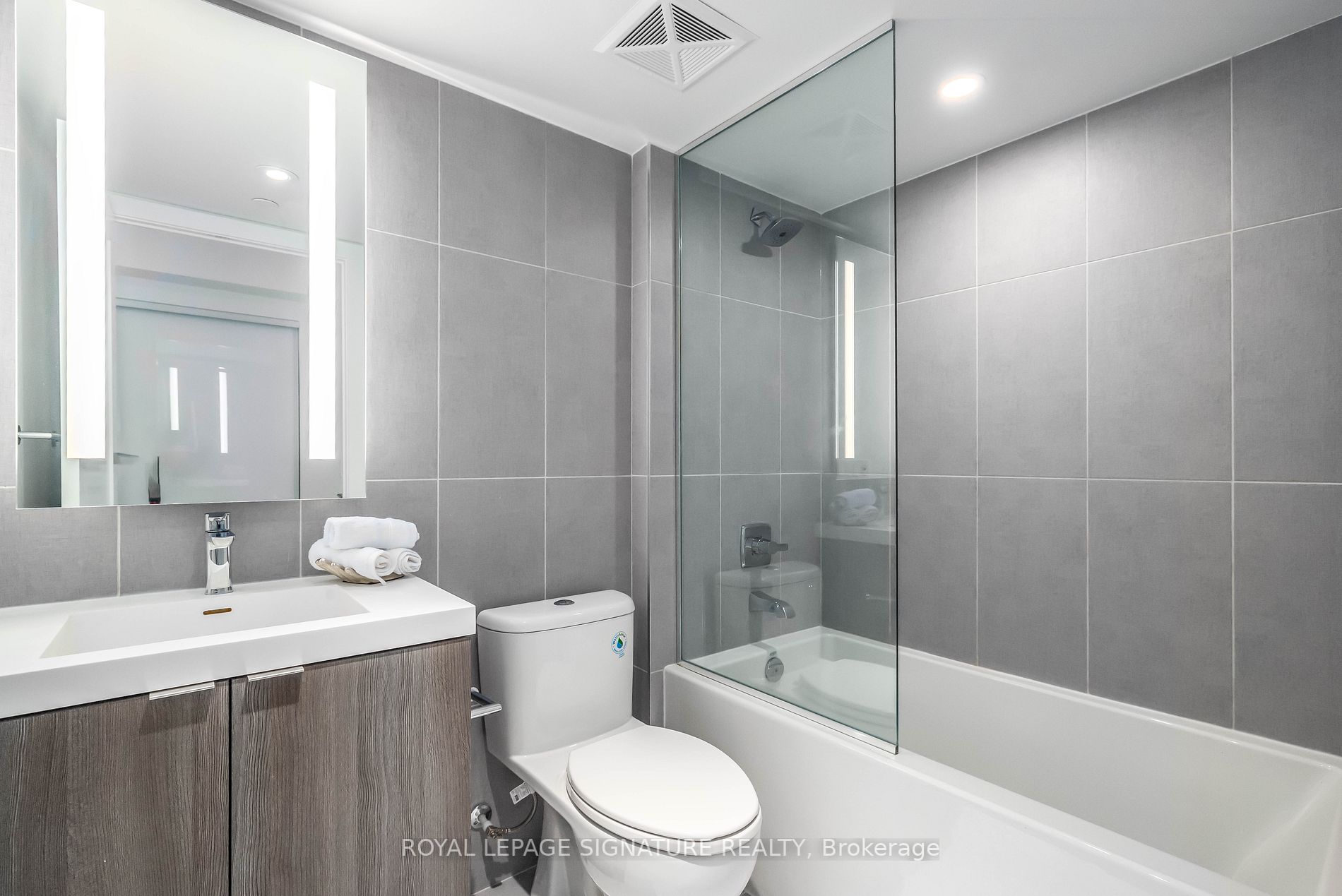 585 Bloor St E, #1322