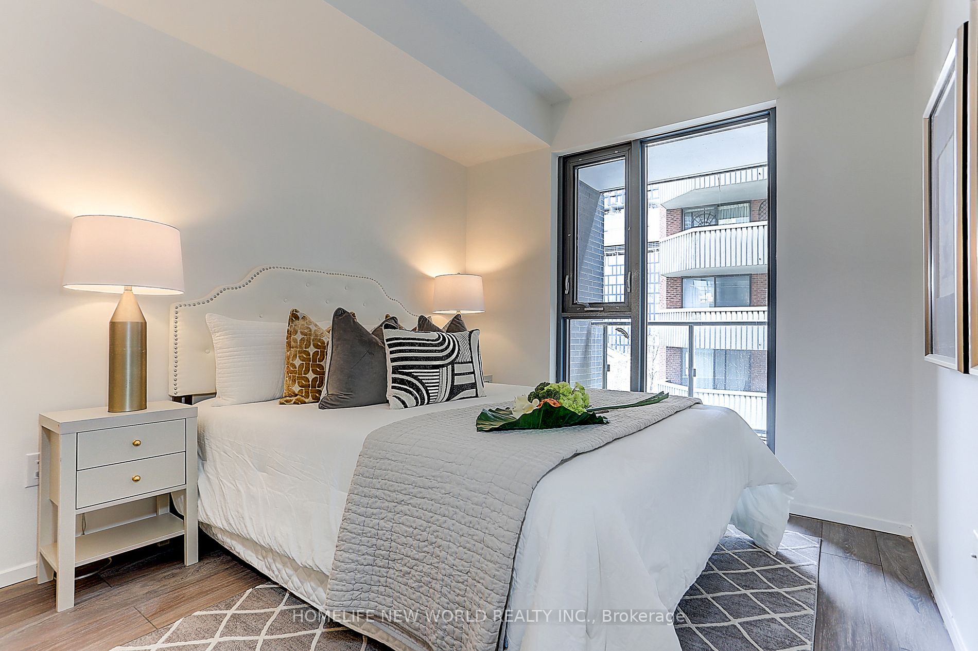 159 Dundas St E, #607