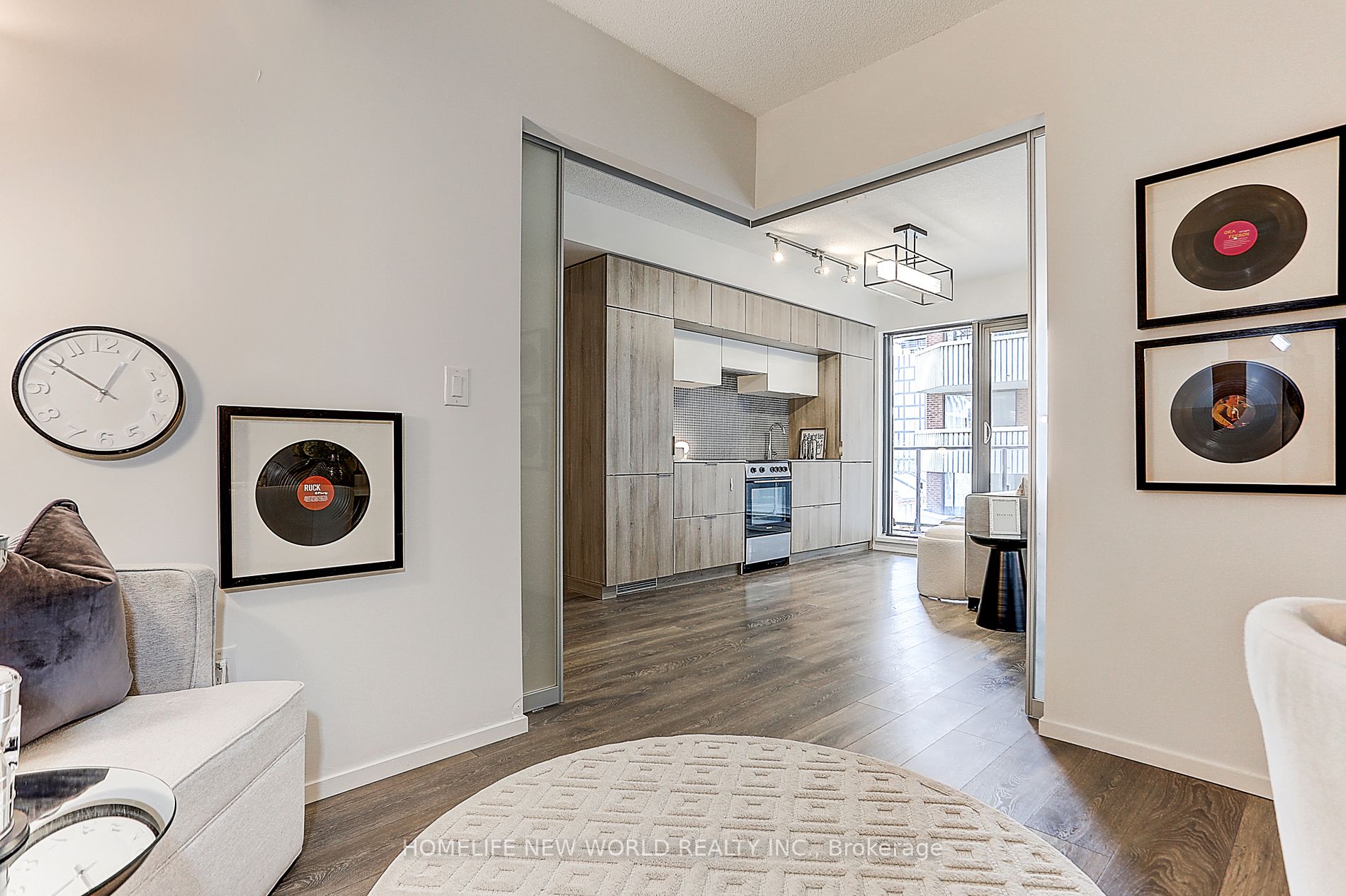 159 Dundas St E, #607