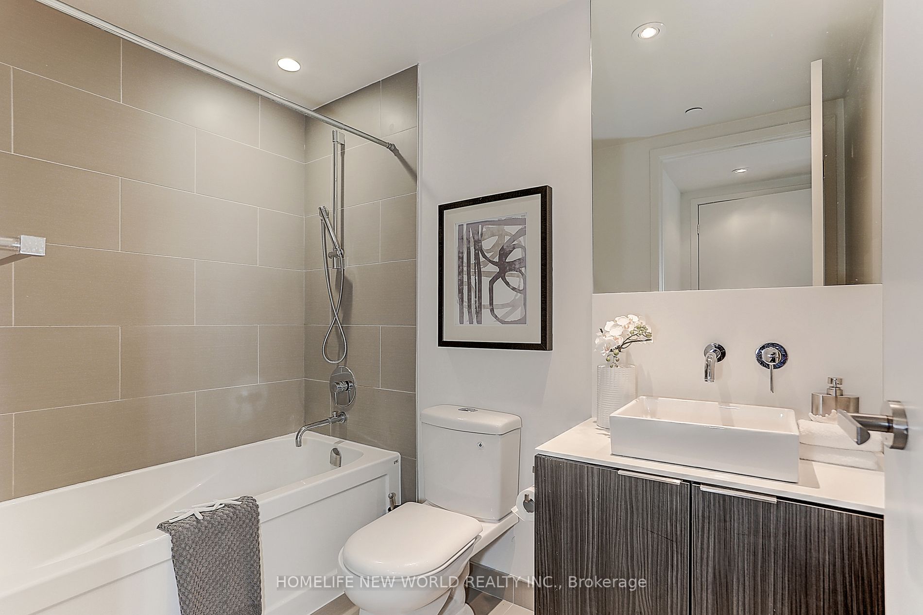 159 Dundas St E, #607