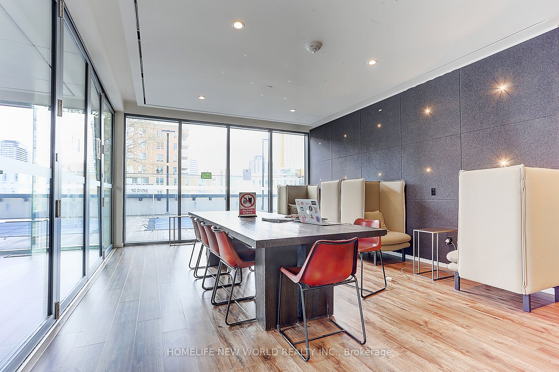 159 Dundas St E, #607