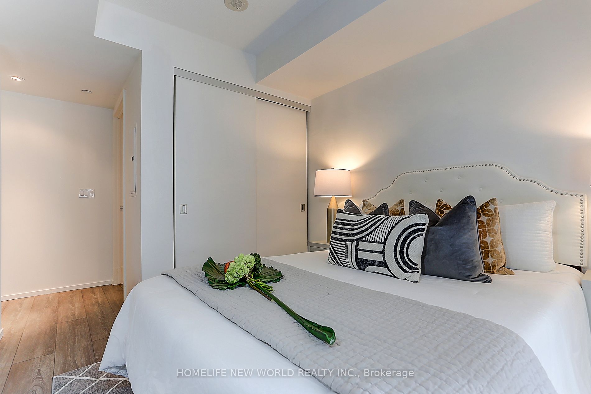 159 Dundas St E, #607