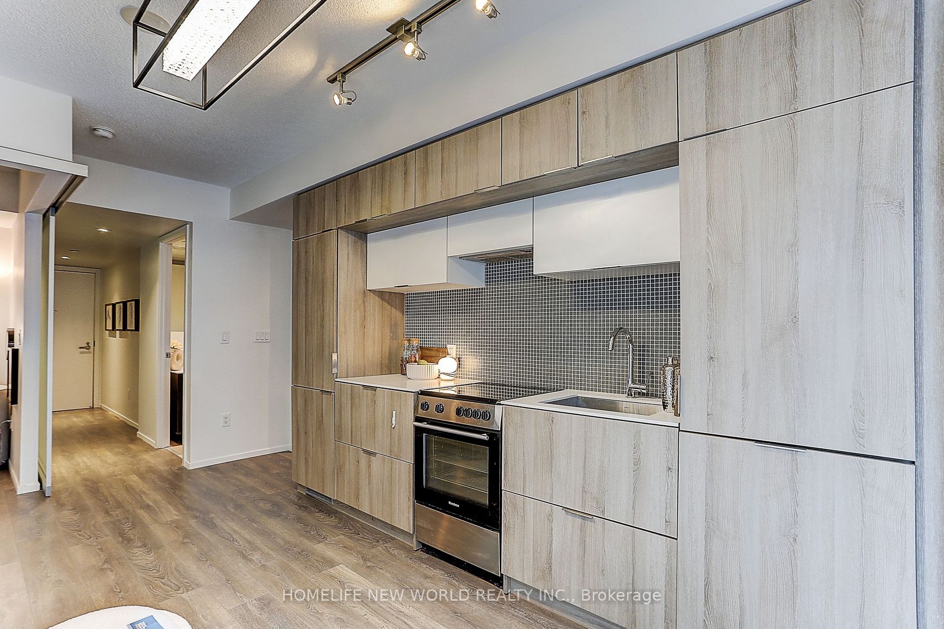 159 Dundas St E, #607
