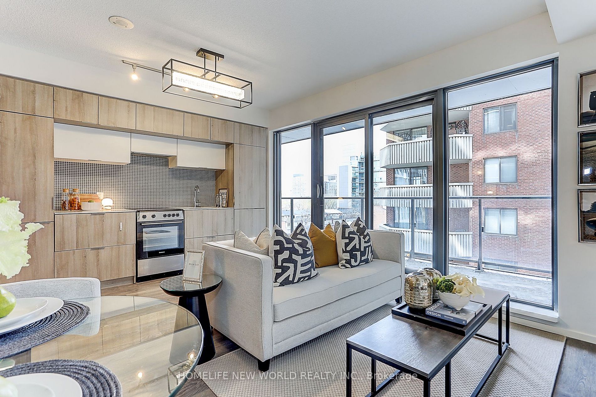 159 Dundas St E, #607