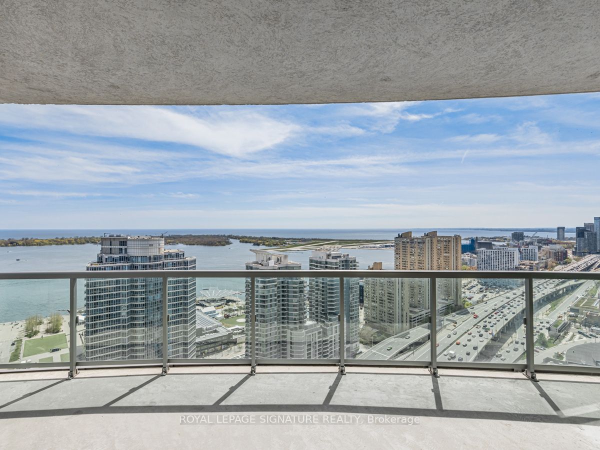 19 Grand Trunk Cres, #Ph11