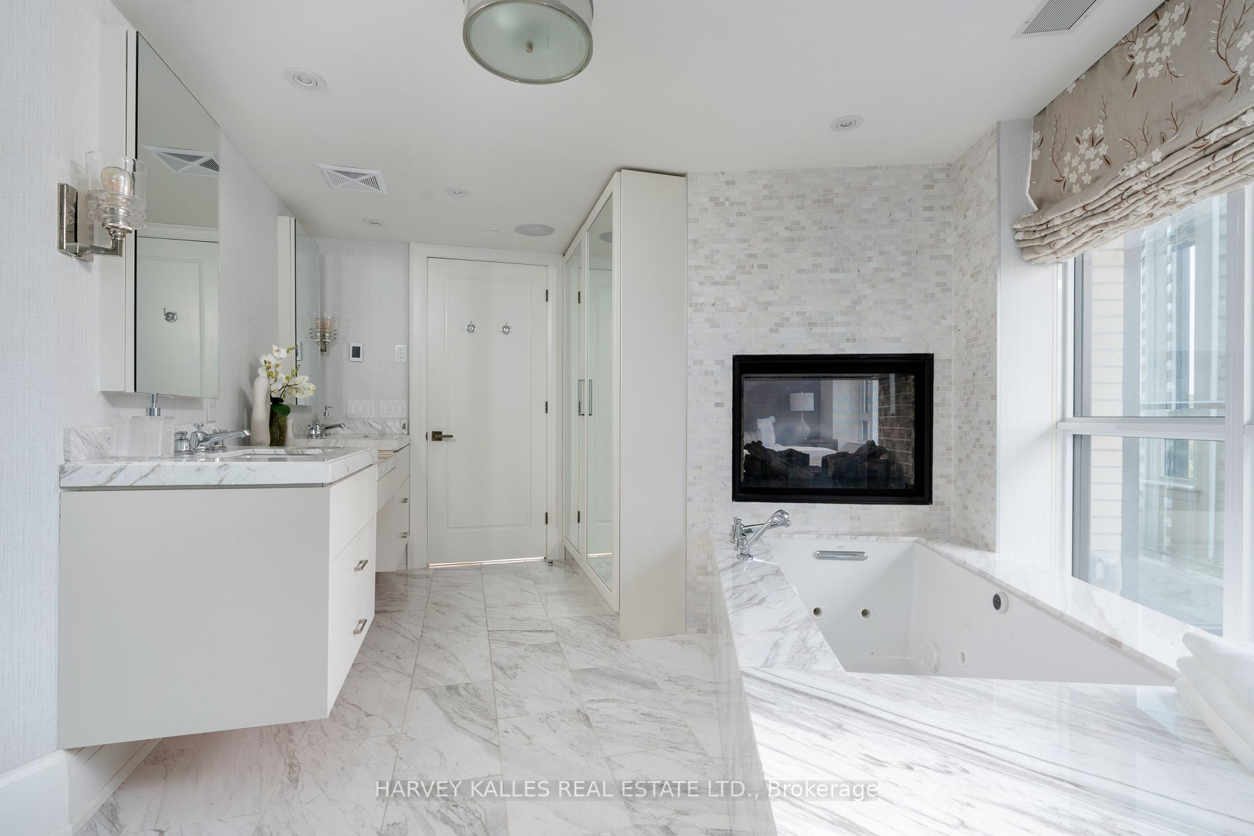 181 Davenport Rd, #702