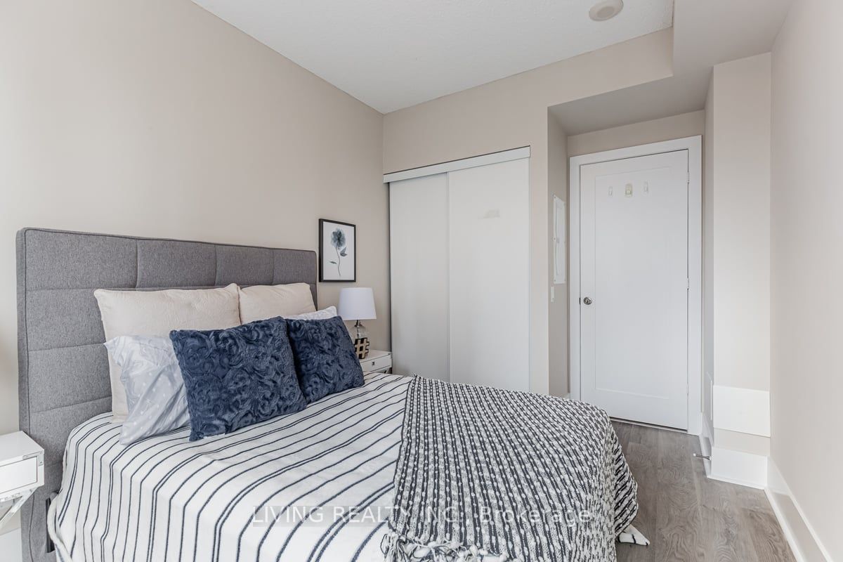 300 Front St W, #2104