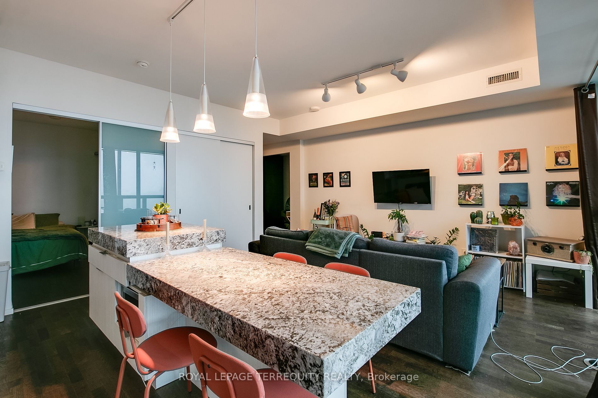 101 Charles St E, #3808