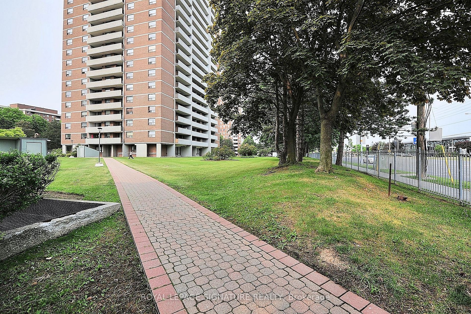 10 Tangreen Court, #702