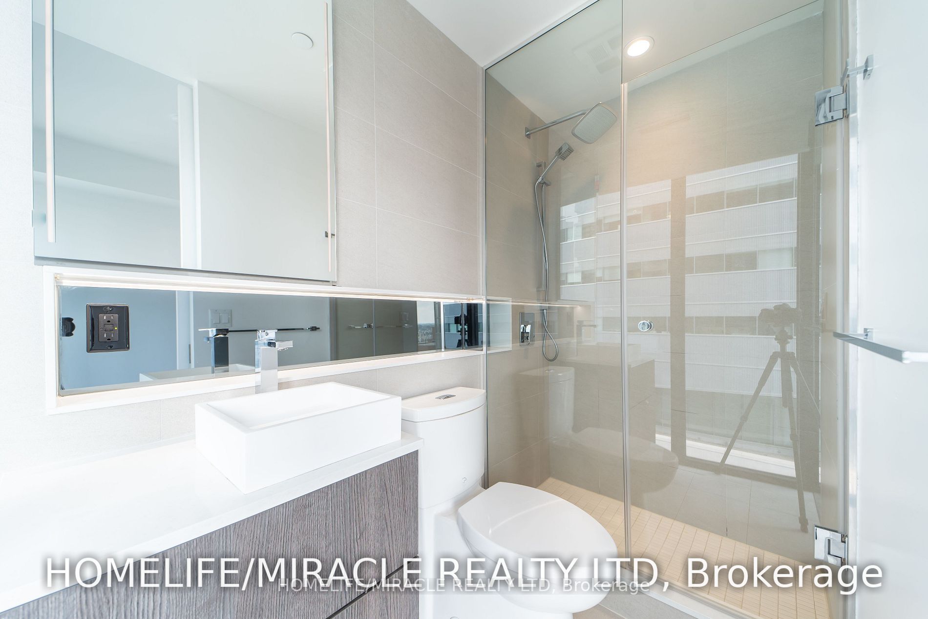 215 Queen St W, #1405