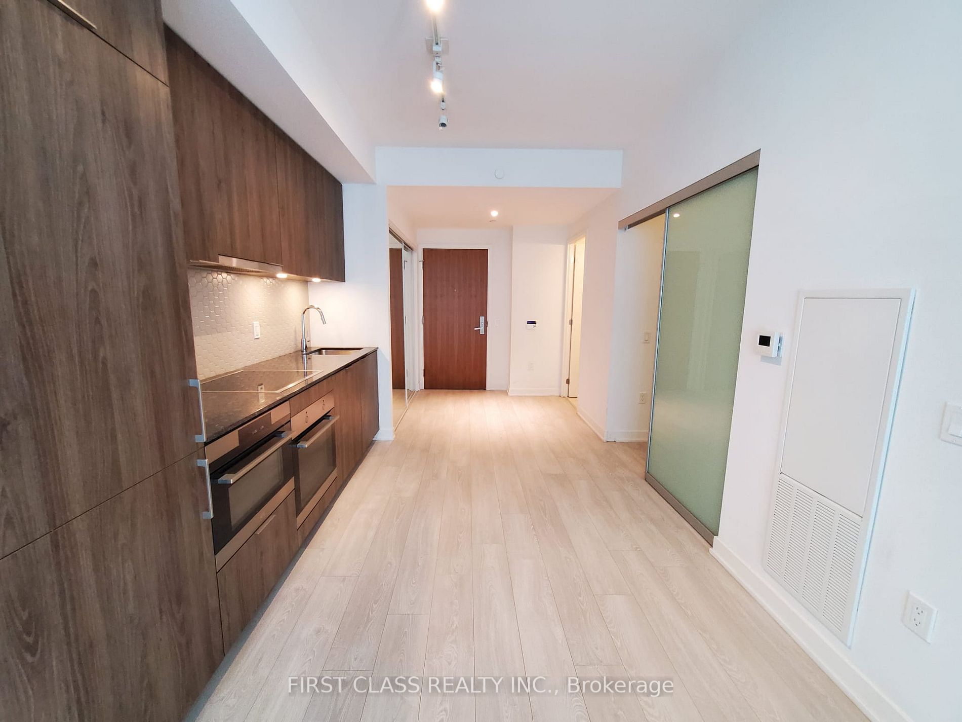 15 Queens Quay E #408
