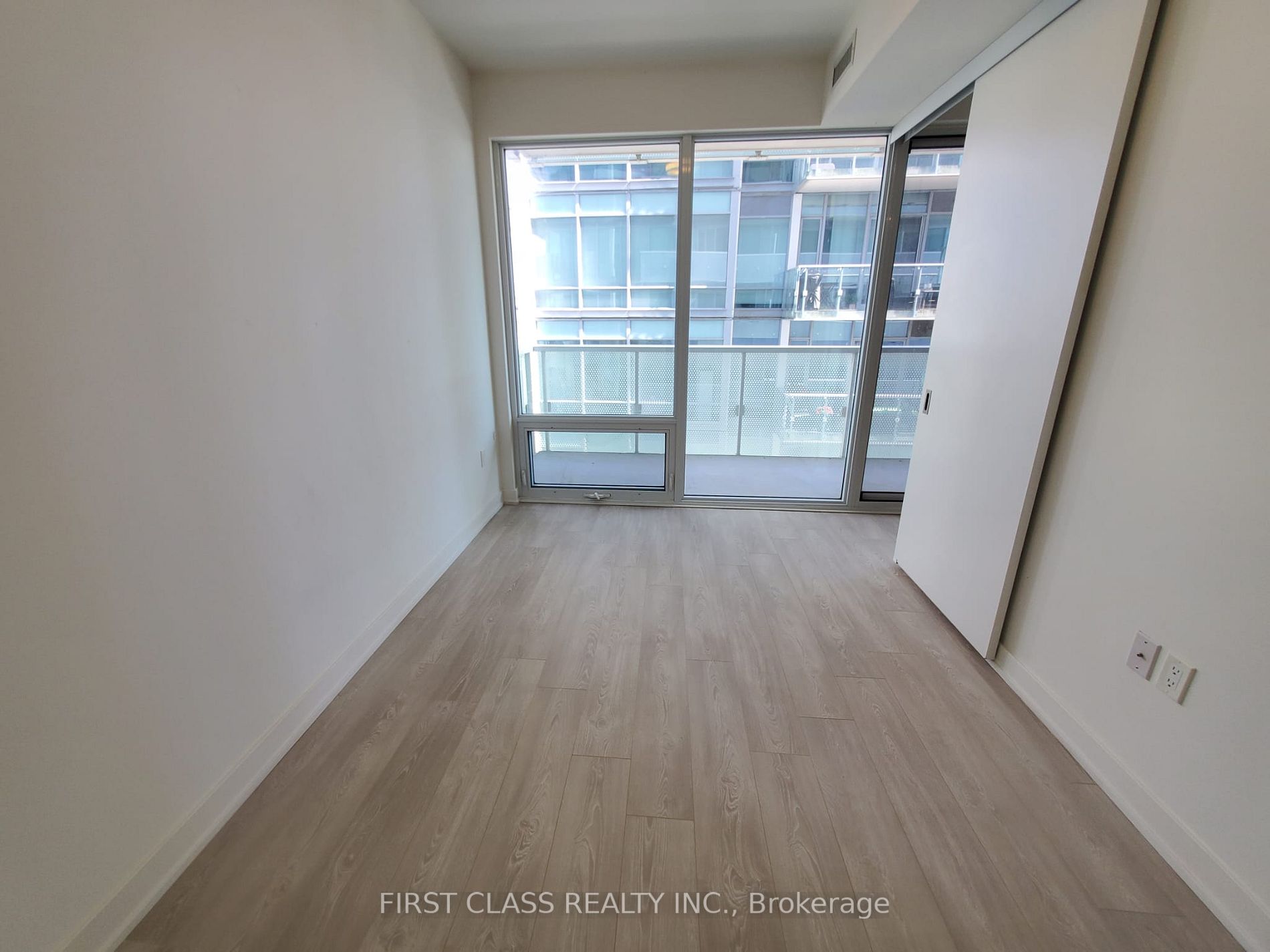 15 Queens Quay E #408