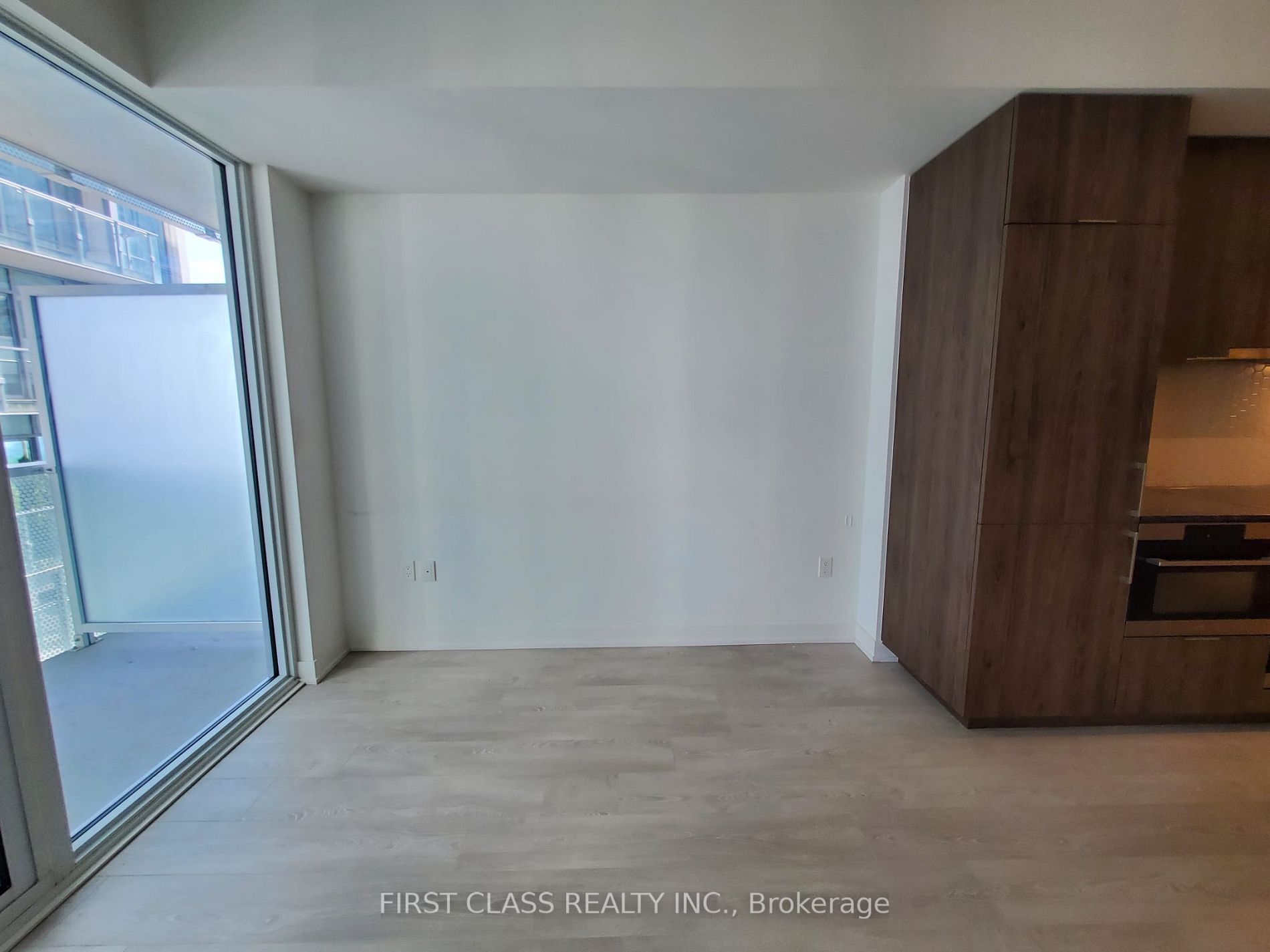 15 Queens Quay E #408