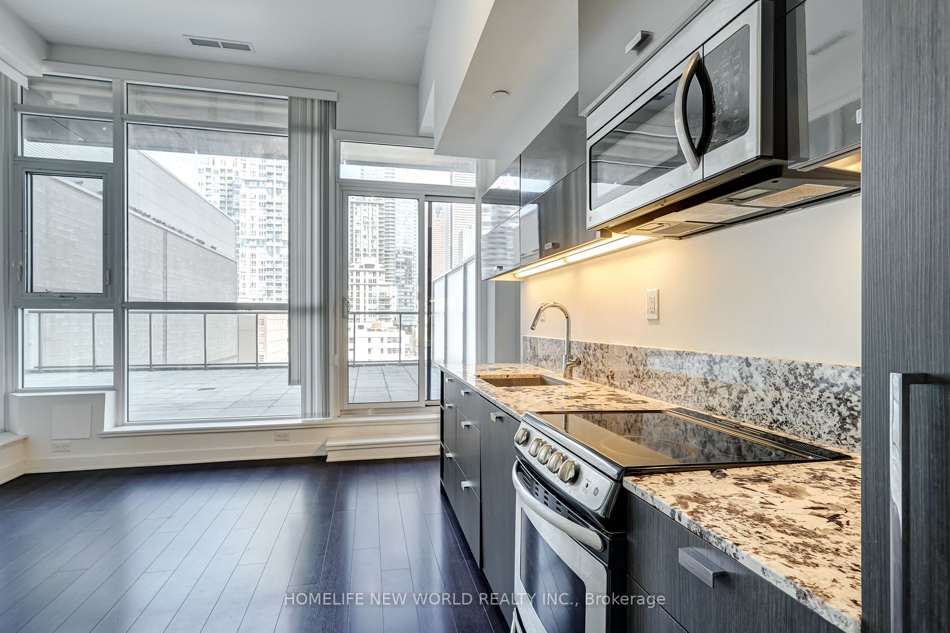 290 Adelaide St W, #702