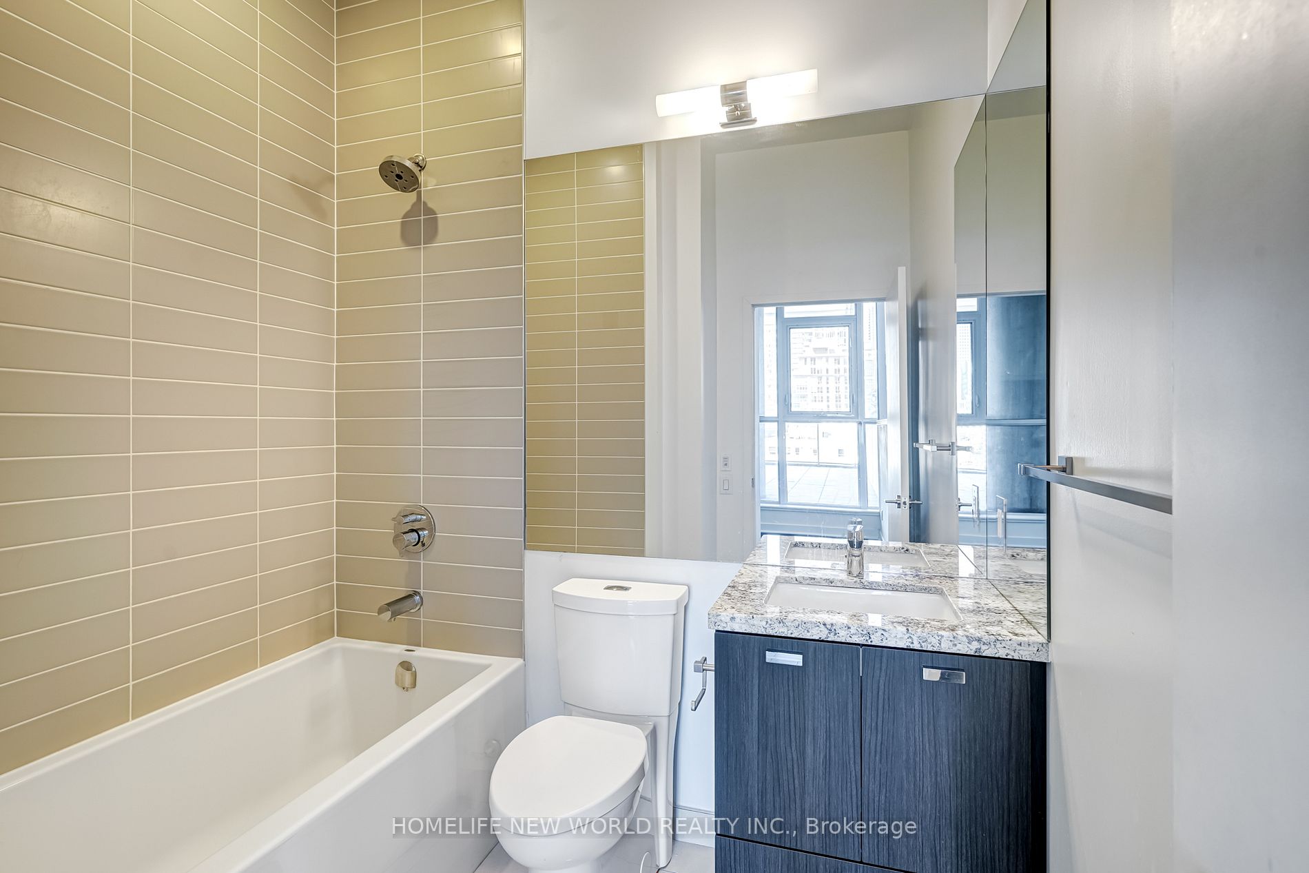 290 Adelaide St W, #702