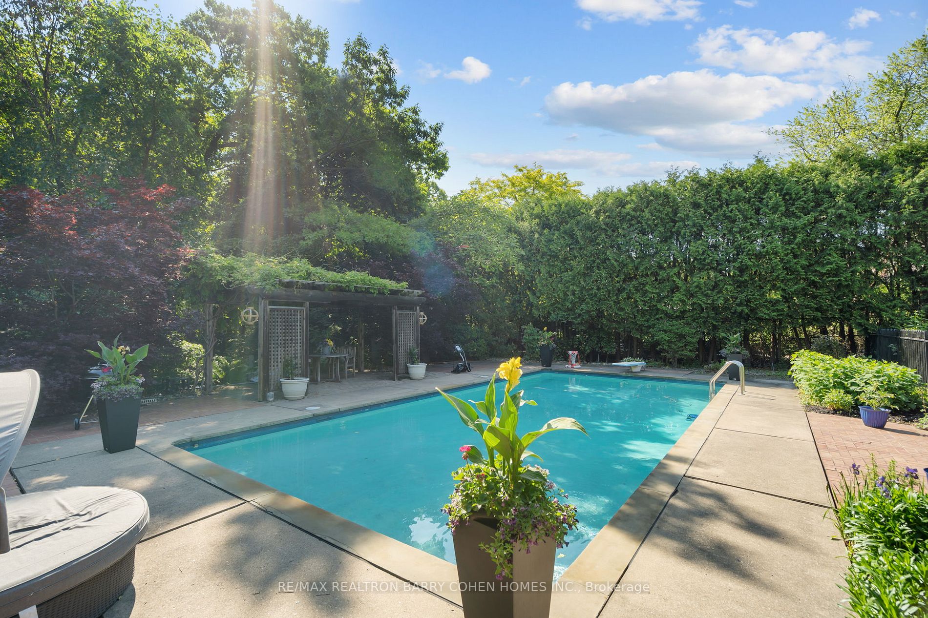 46 Sandringham Dr