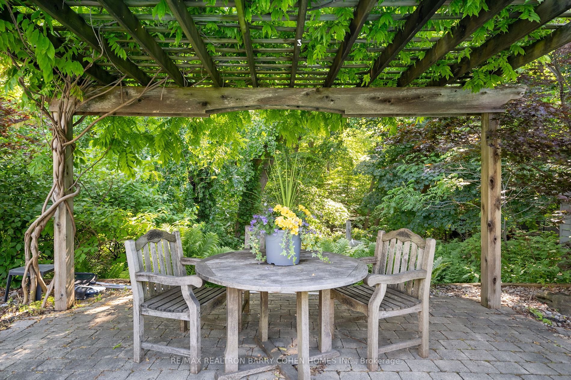 46 Sandringham Dr