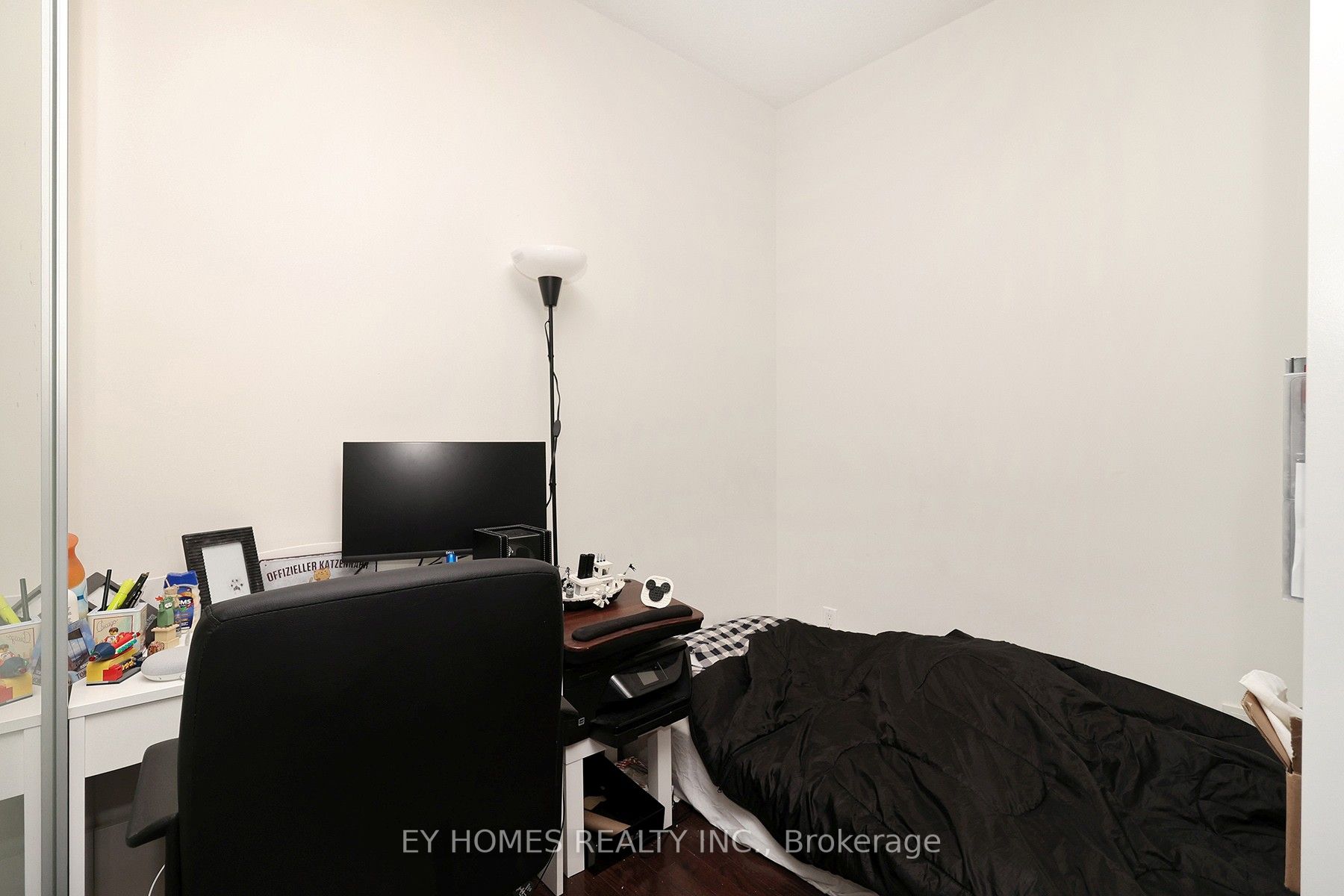 770 Bay St, #1613